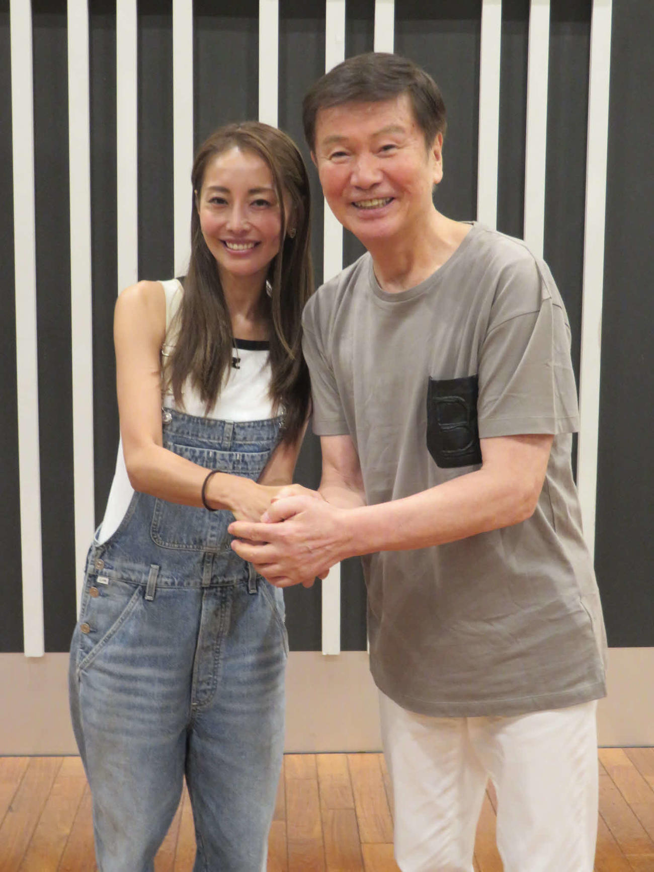 新しいスタートを切った熊切あさ美（左）と森田健作