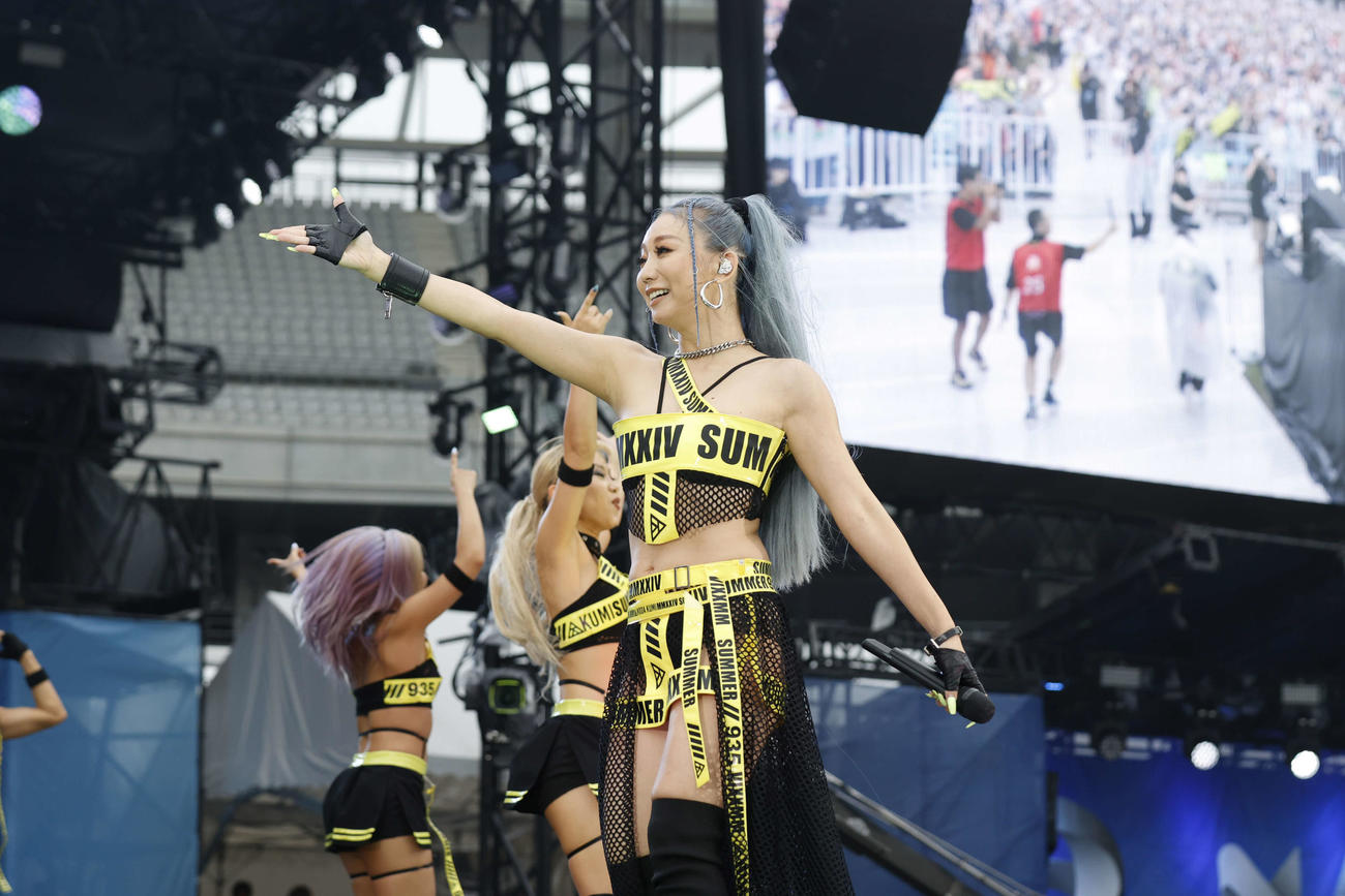 「a－nation」でパフォーマンスする倖田来未