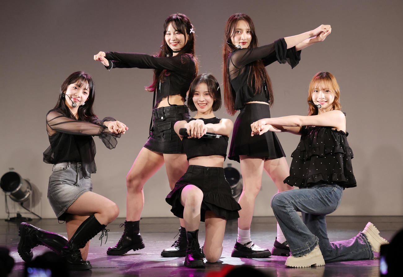 日本で初のファンミーティングを行ったUNICODE。左からERIN、YURA、MIO、SOO－AH、HANA（撮影・野上伸悟）