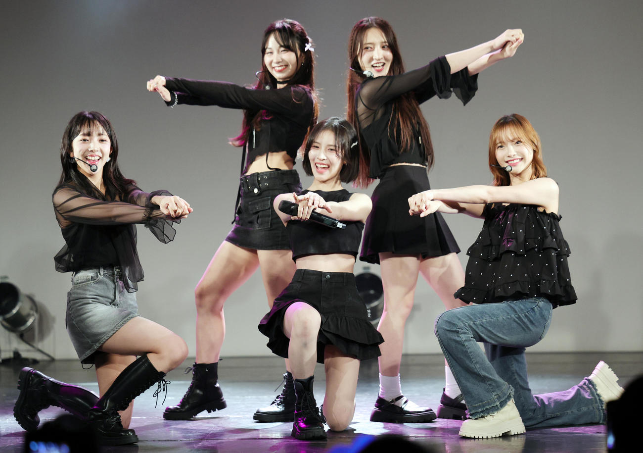 日本で初のファンミーティングを行ったUNICODE。左からERIN、YURA、MIO、SOO－AH、HANA（撮影・野上伸悟）