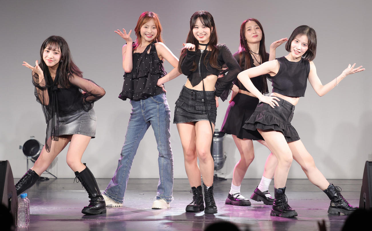 日本で初のファンミーティングを行ったUNICODE。左からERIN、HANA、YURA、SOO－AH、MIO（撮影・野上伸悟）