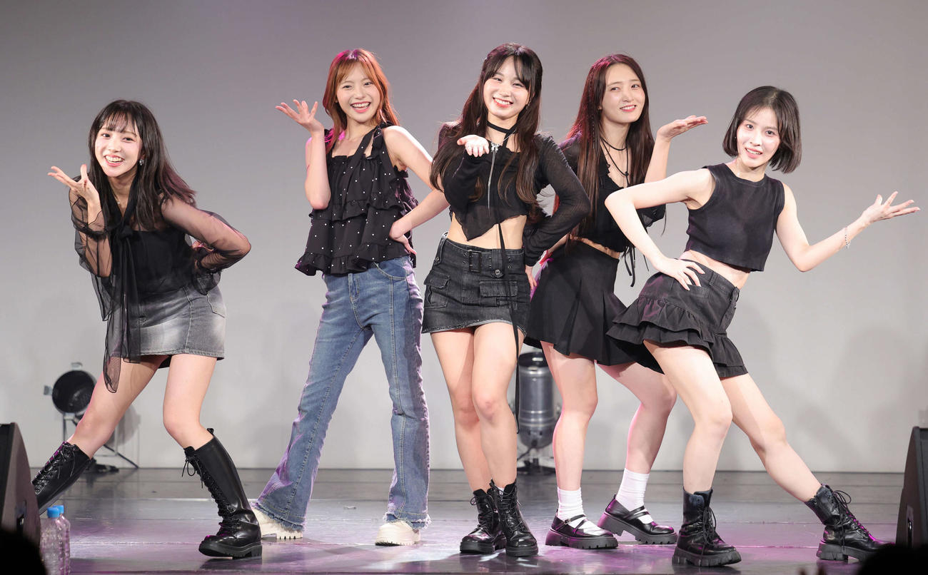 日本で初のファンミーティングを行ったUNICODE。左からERIN、HANA、YURA、SOO－AH、MIO（撮影・野上伸悟）