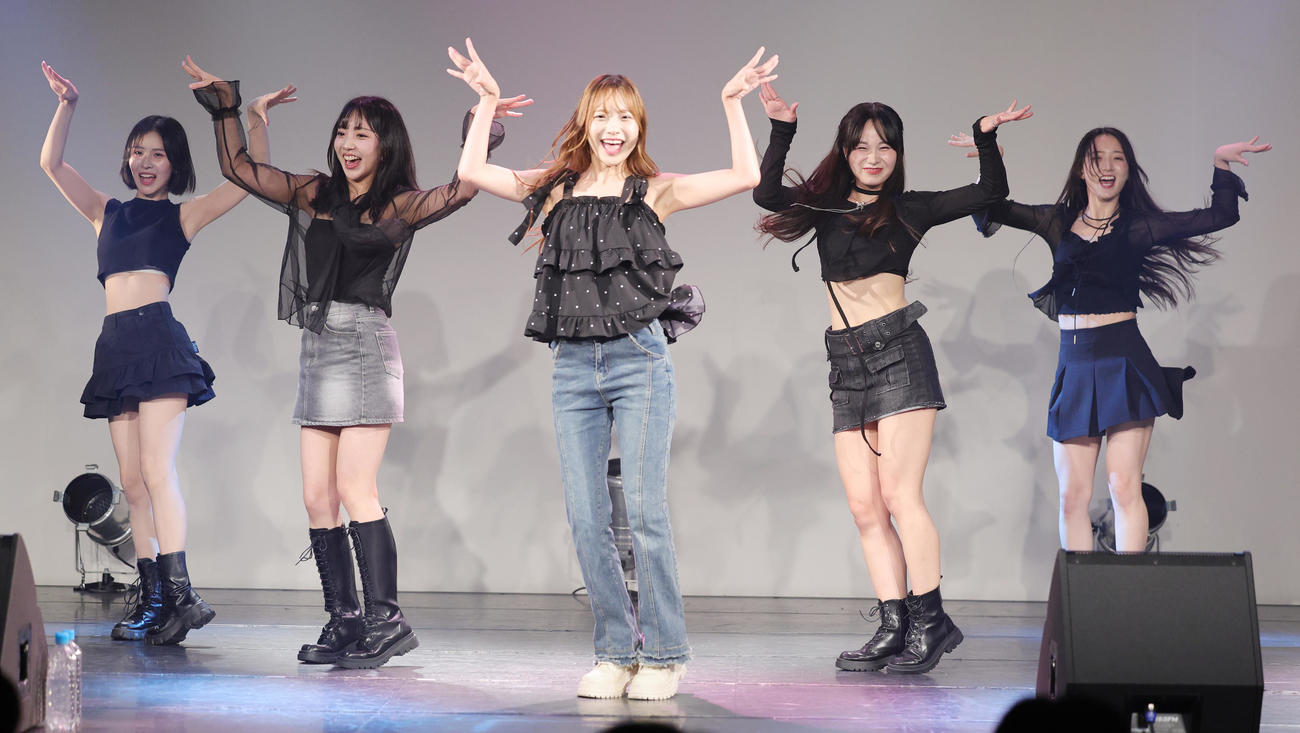 日本で初のファンミーティングを行ったUNICODE。左からMIO、ERIN、HANA、YURA、SOO－AH（撮影・野上伸悟）