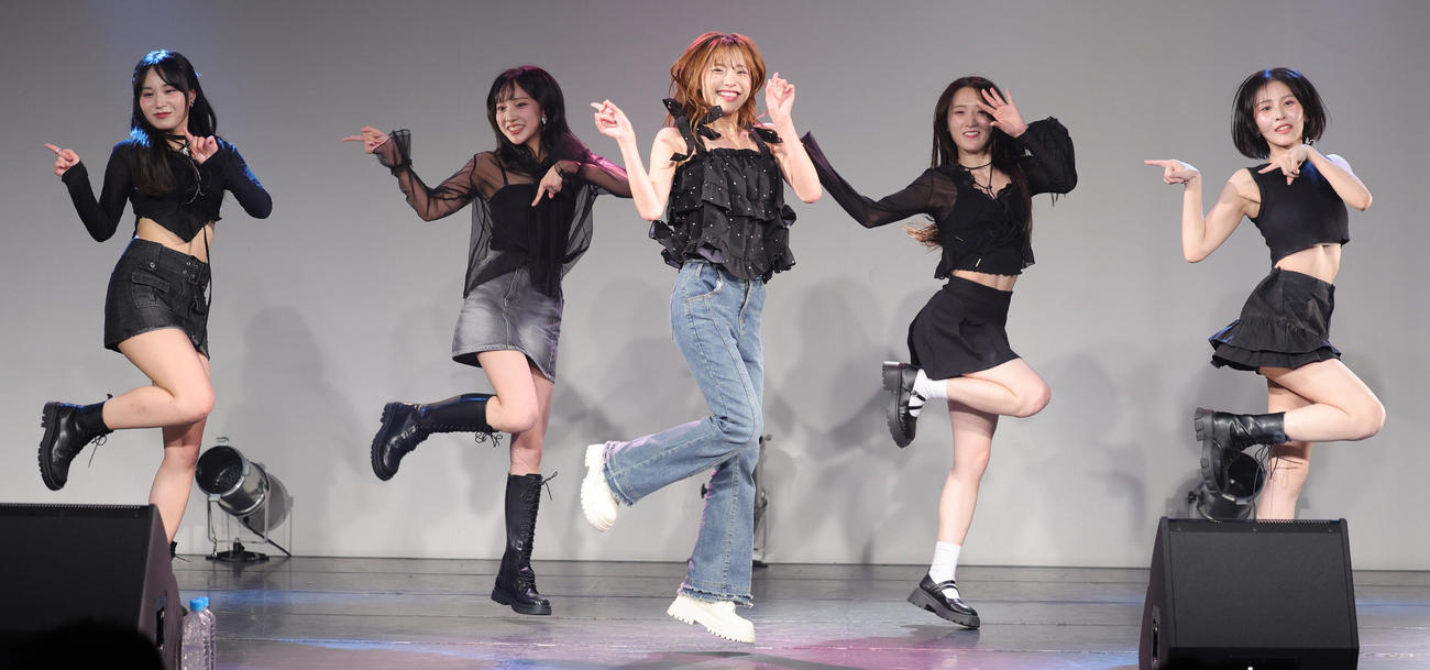 日本で初のファンミーティングを行ったUNICODE。左かYURA、ERIN、HANA、SOO－AH、MIO（撮影・野上伸悟）