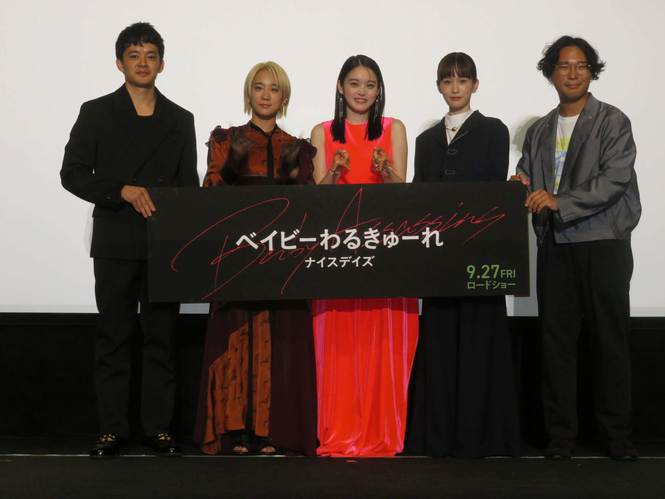 映画「ベイビーわるきゅーれ　ナイスデイズ」完成披露上映会に登壇した、左から池松壮亮、伊澤彩織、高石あかり、前田敦子、阪元裕吾監督（2024年8月撮影）