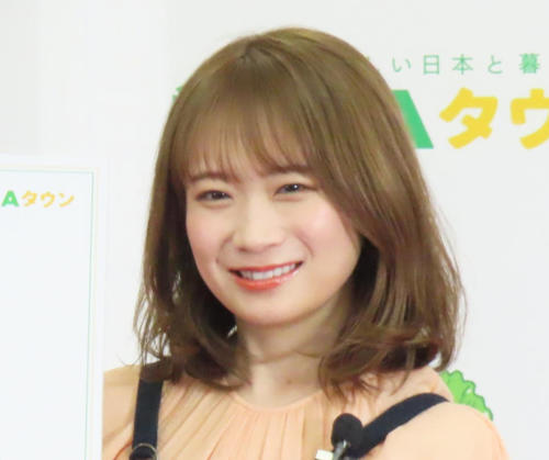 元乃木坂46秋元真夏、ユニホームにミニスカ美脚あらわ「国立競技場でキックインセレモニー」