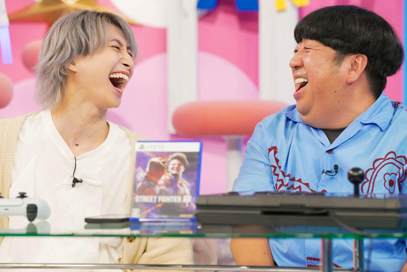 日本テレビ系特番「サクサクヒムヒム　☆推しの降る夜☆」に出演するバナナマン日村勇紀（右）とSnow Man佐久間大介