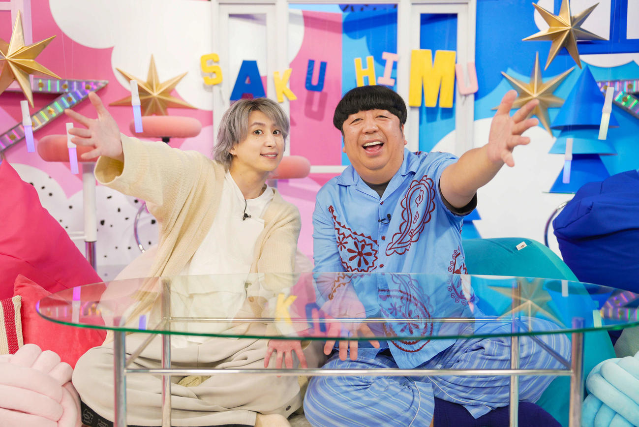 日本テレビ系特番「サクサクヒムヒム　☆推しの降る夜☆」に出演するバナナマン日村勇紀（右）とSnow Man佐久間大介