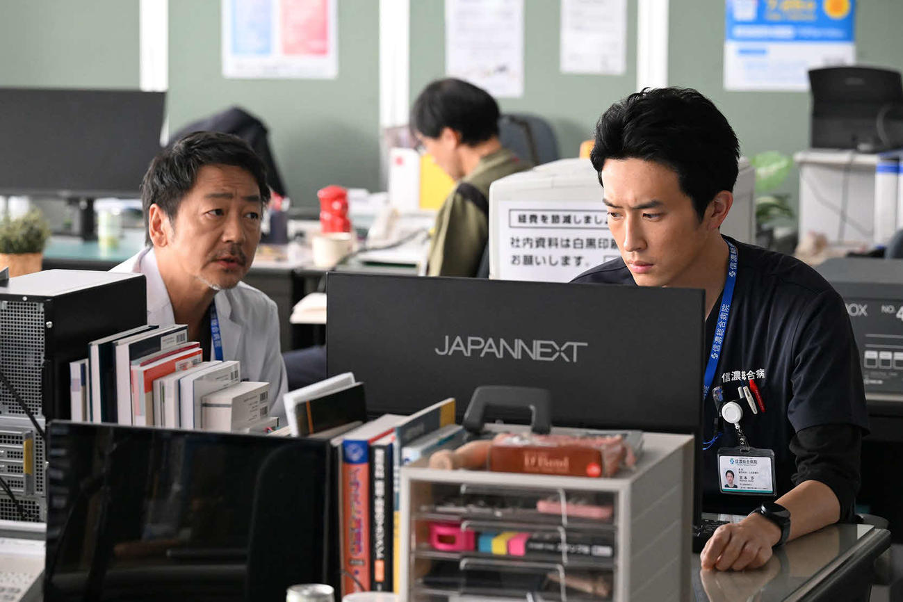 カンテレ・フジテレビ系「マウンテンドクター」より大森南朋、杉野遥亮（C）カンテレ