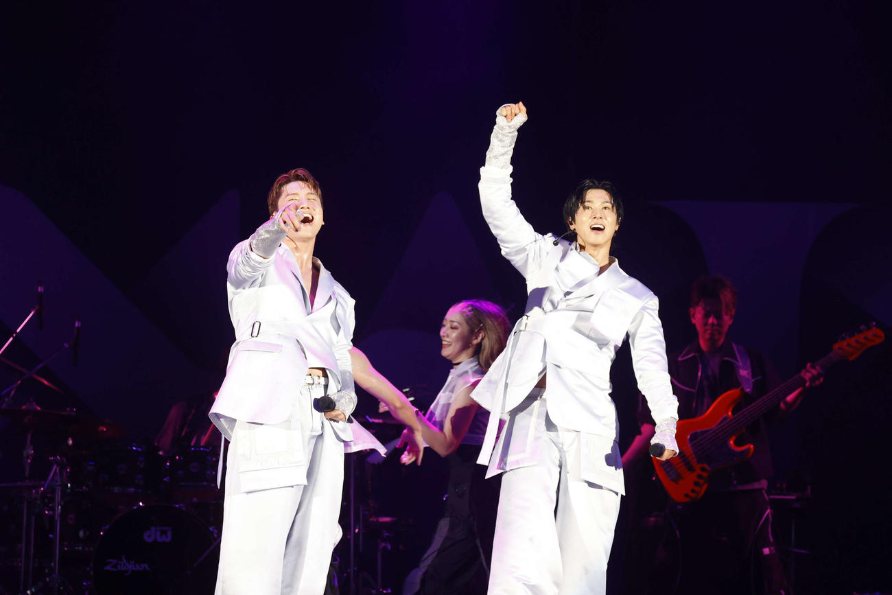 「a－nation」でパフォーマンスする東方神起