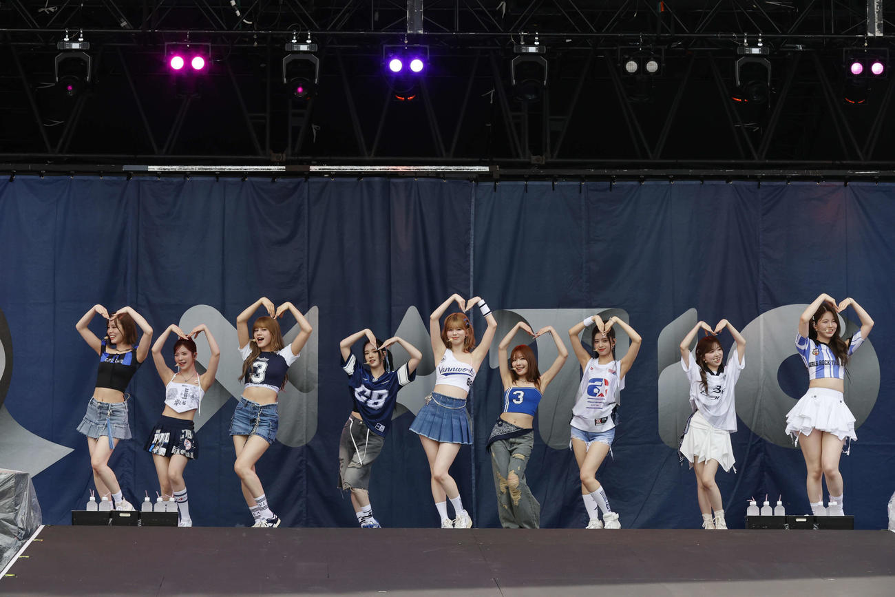 「a－nation」でパフォーマンスするNiziU