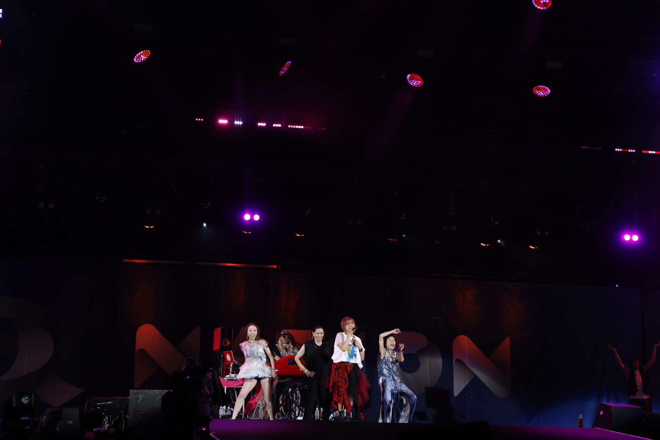 「a－nation」でパフォーマンスするTRF