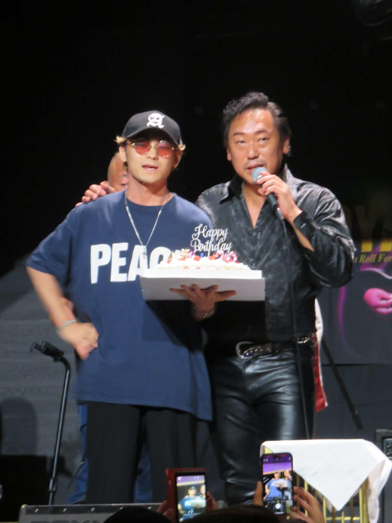 おいのKEITA（左）がバースデーケーキを持って登場して大倉弘也を祝った