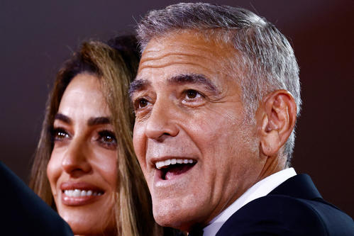 ジョージ・クルーニー、ブラッド・ピット　パートナーともないレッドカーペット　ベネチア映画祭