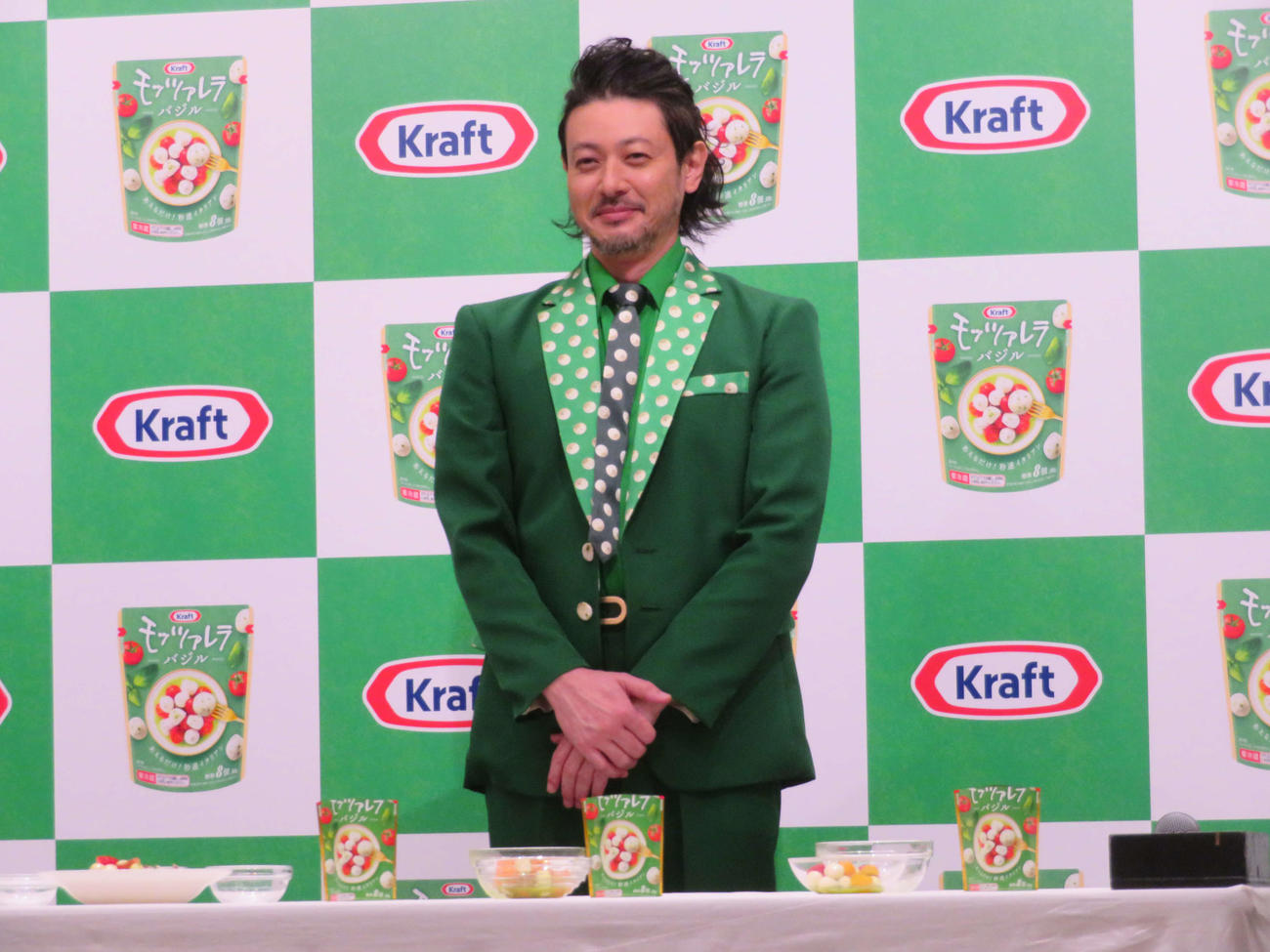 「クラフト　バジルフレッシュモッツァレラ」新パッケージ発表会で、森永乳業と数秒だけの広告契約を結び、43秒間で料理を3品、作ったオダギリジョー（撮影・村上幸将）