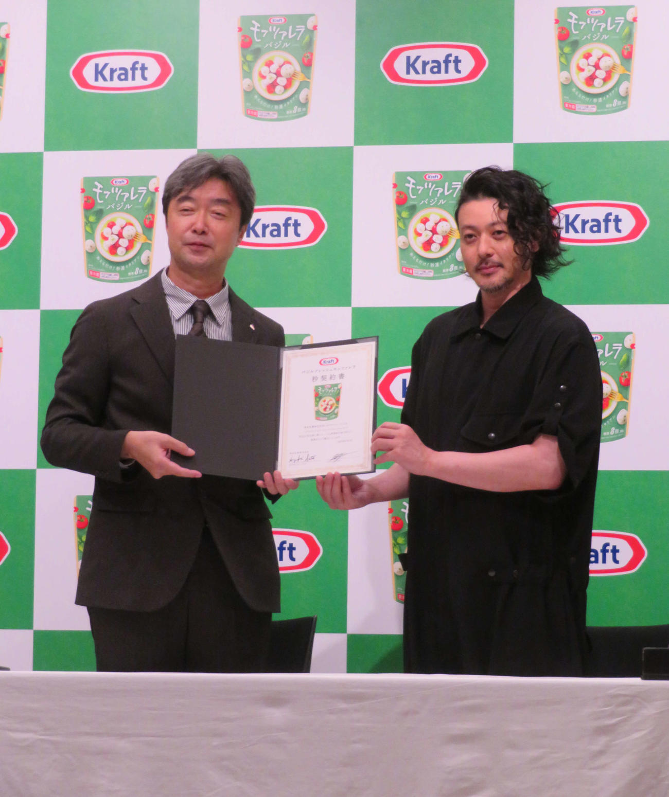 「クラフト　バジルフレッシュモッツァレラ」新パッケージ発表会で、森永乳業と数秒だけの広告契約を結んだオダギリジョー（右。左はチーズ事業マーケティング部の佐藤裕之部長）（撮影・村上幸将）