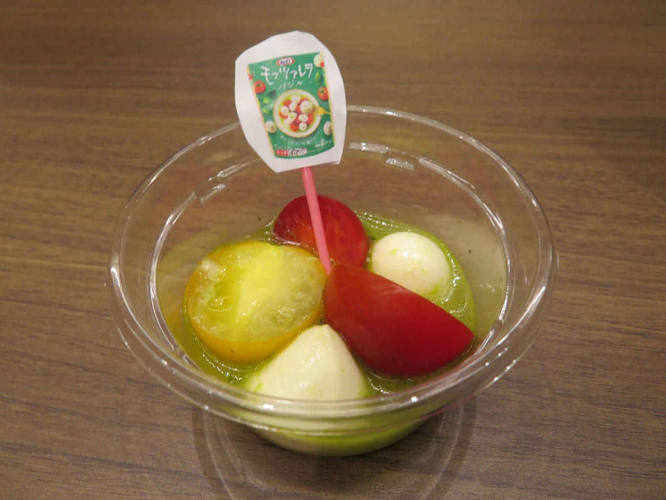「クラフト　バジルフレッシュモッツァレラ」新パッケージ発表会で、森永乳業と数秒だけの広告契約を結んだオダギリジョーが43秒で調理した3品のうちのトマトのカプレーゼ（撮影・村上幸将）