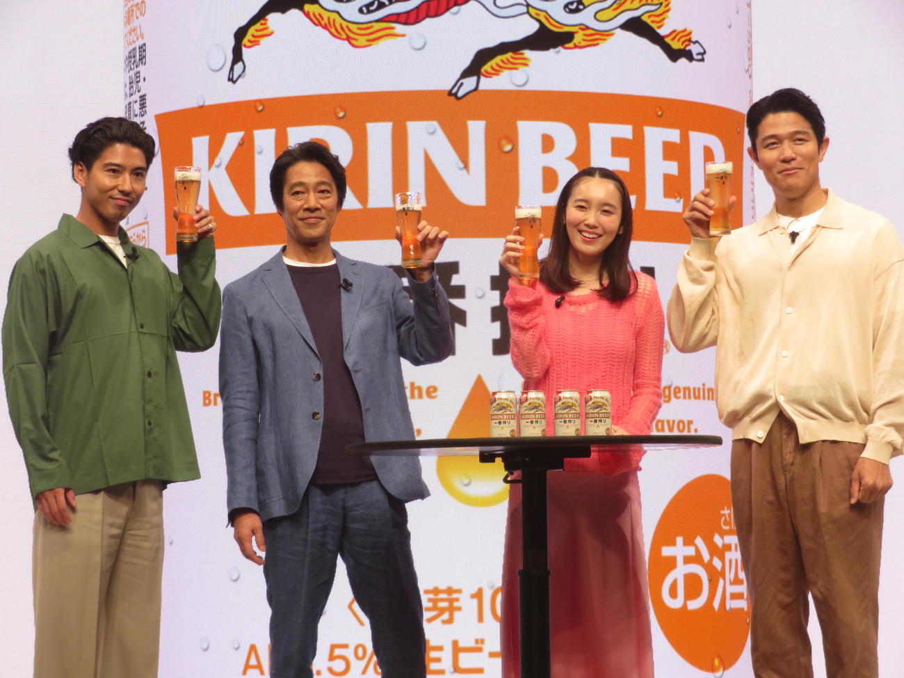 キリンビール「新・一番搾り」で乾杯する、左から賀来賢人、堤真一、飯豊まりえ、鈴木亮平