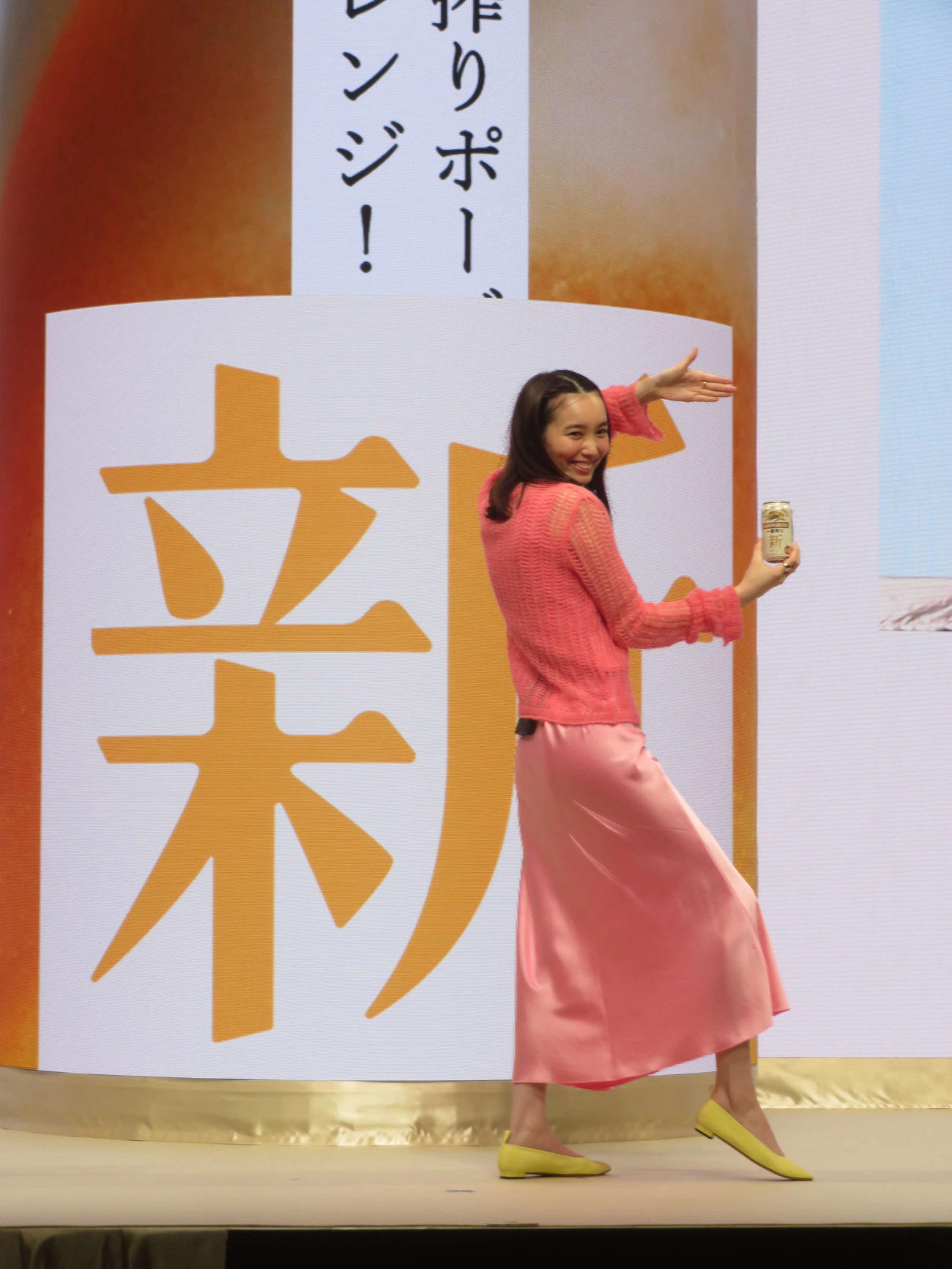 新のつくりポーズを披露する飯豊まりえ