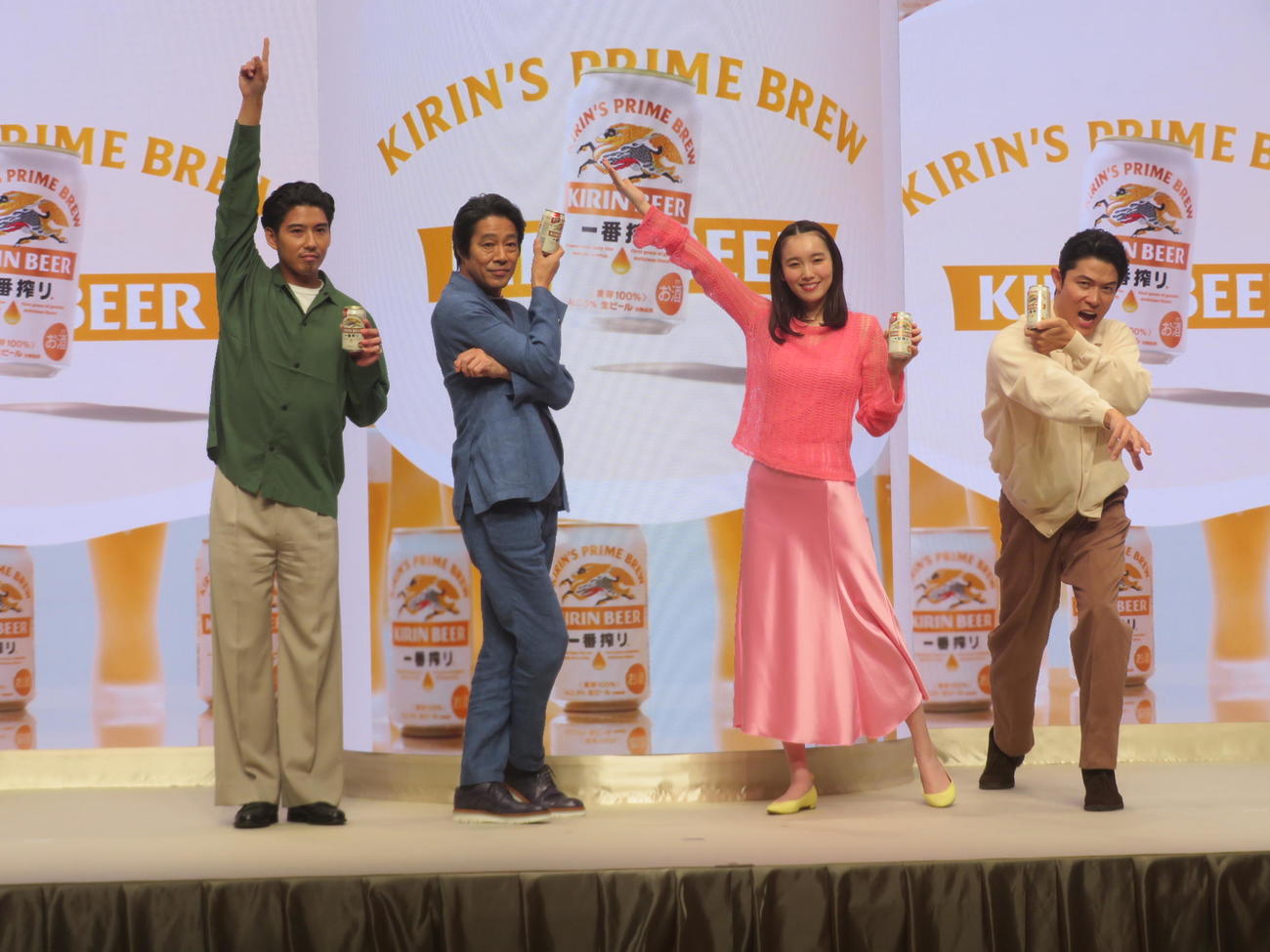 思い思いのキリンビール「新・一番搾り」ポーズを披露する、左から賀来賢人、堤真一、飯豊まりえ、鈴木亮平