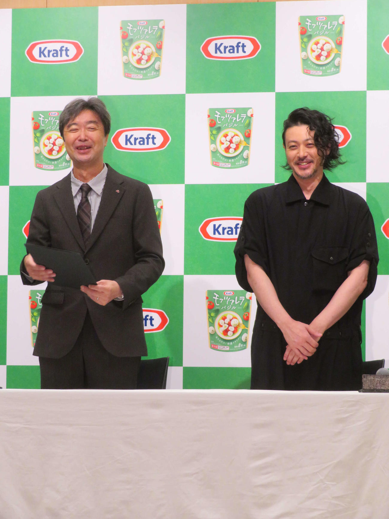 「クラフト　バジルフレッシュモッツァレラ」新パッケージ発表会で、森永乳業と数秒だけの広告契約を結び、笑みを浮かべるオダギリジョー（右。左はチーズ事業マーケティング部の佐藤裕之部長）（撮影・村上幸将）