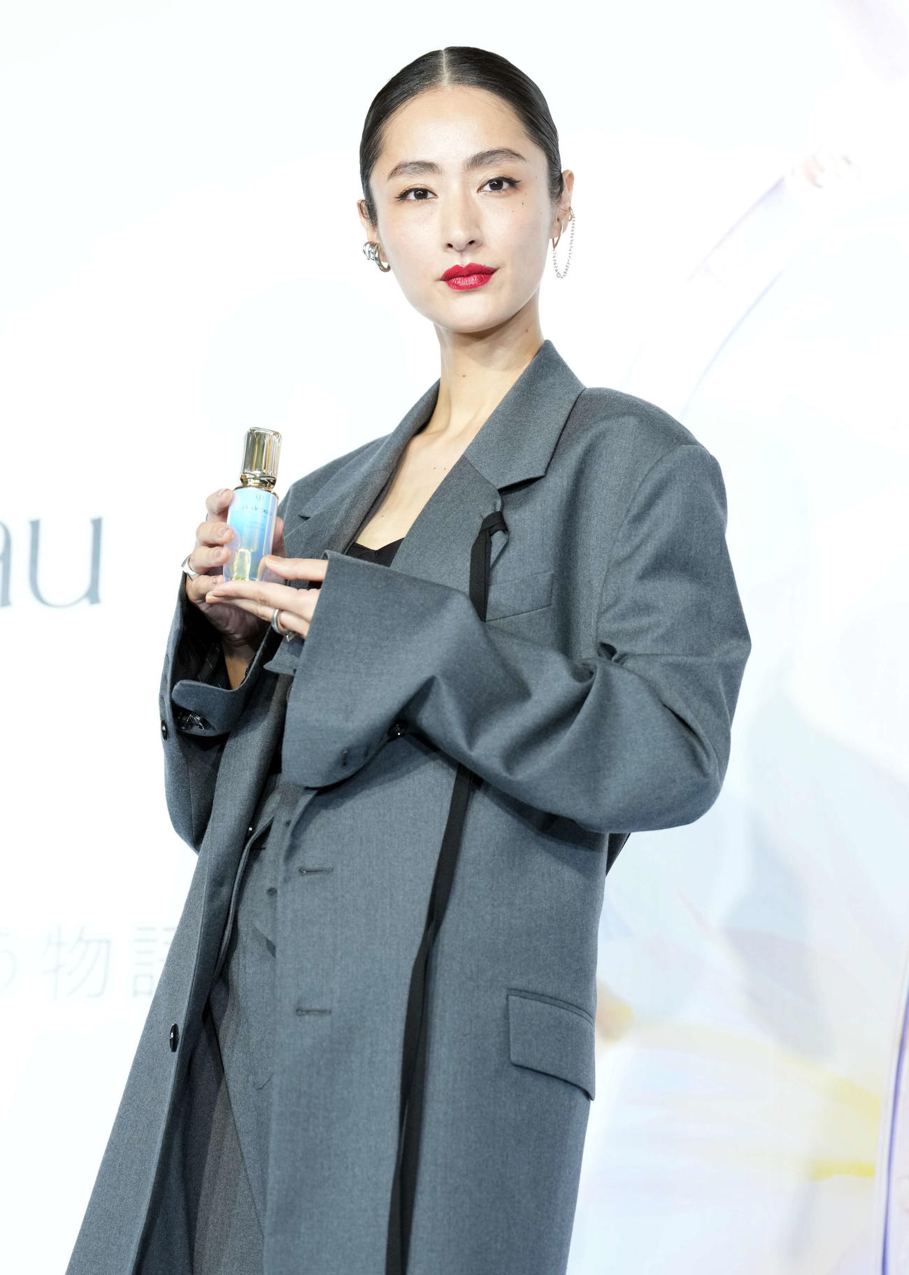 クレ・ド・ポーボーテの美容液「新ル・セラム」の発売イベントに登壇したシシド・カフカ（撮影・たえ見朱実）