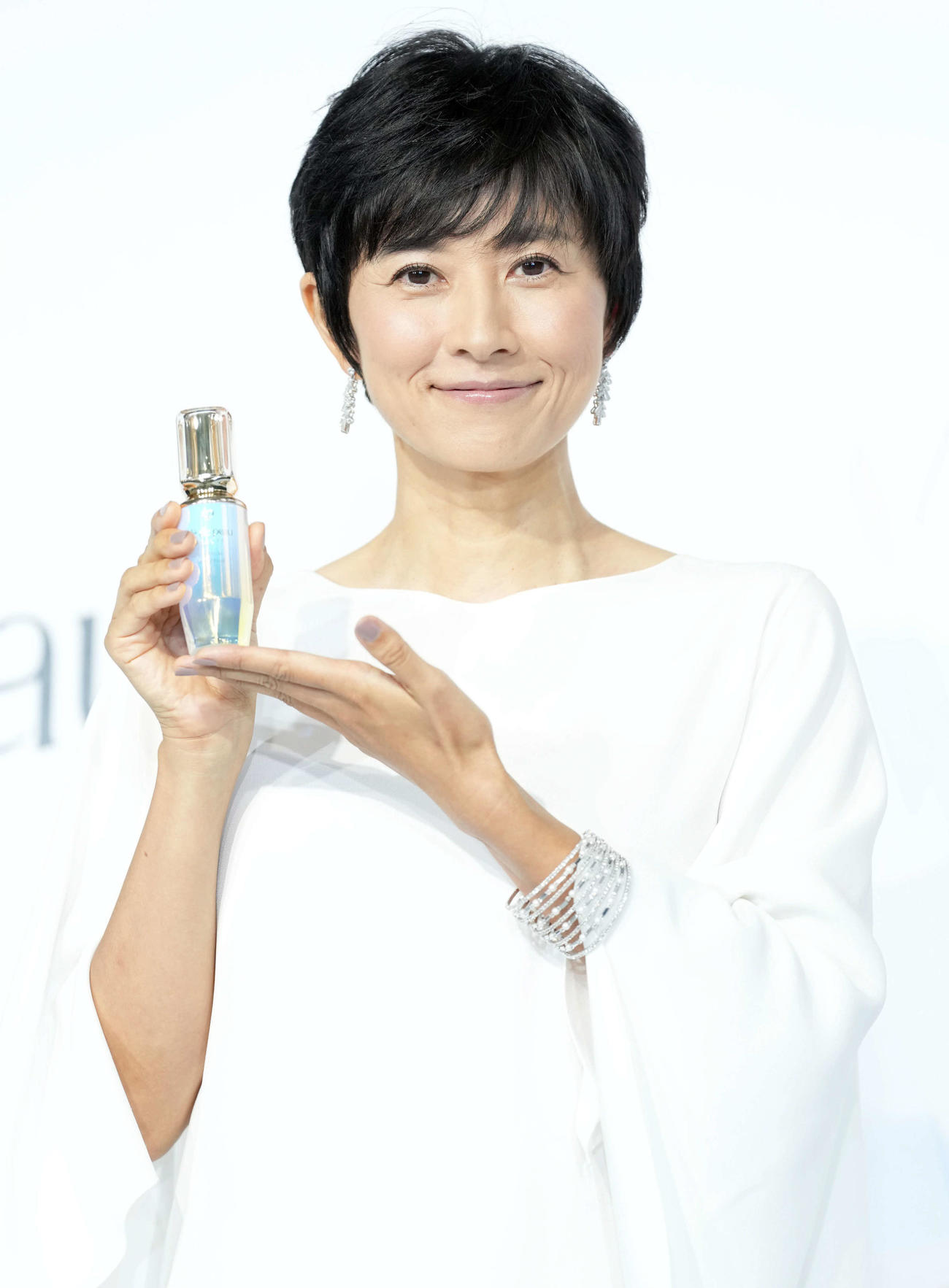 商品を手に笑顔を見せる菊川怜（撮影・たえ見朱実）