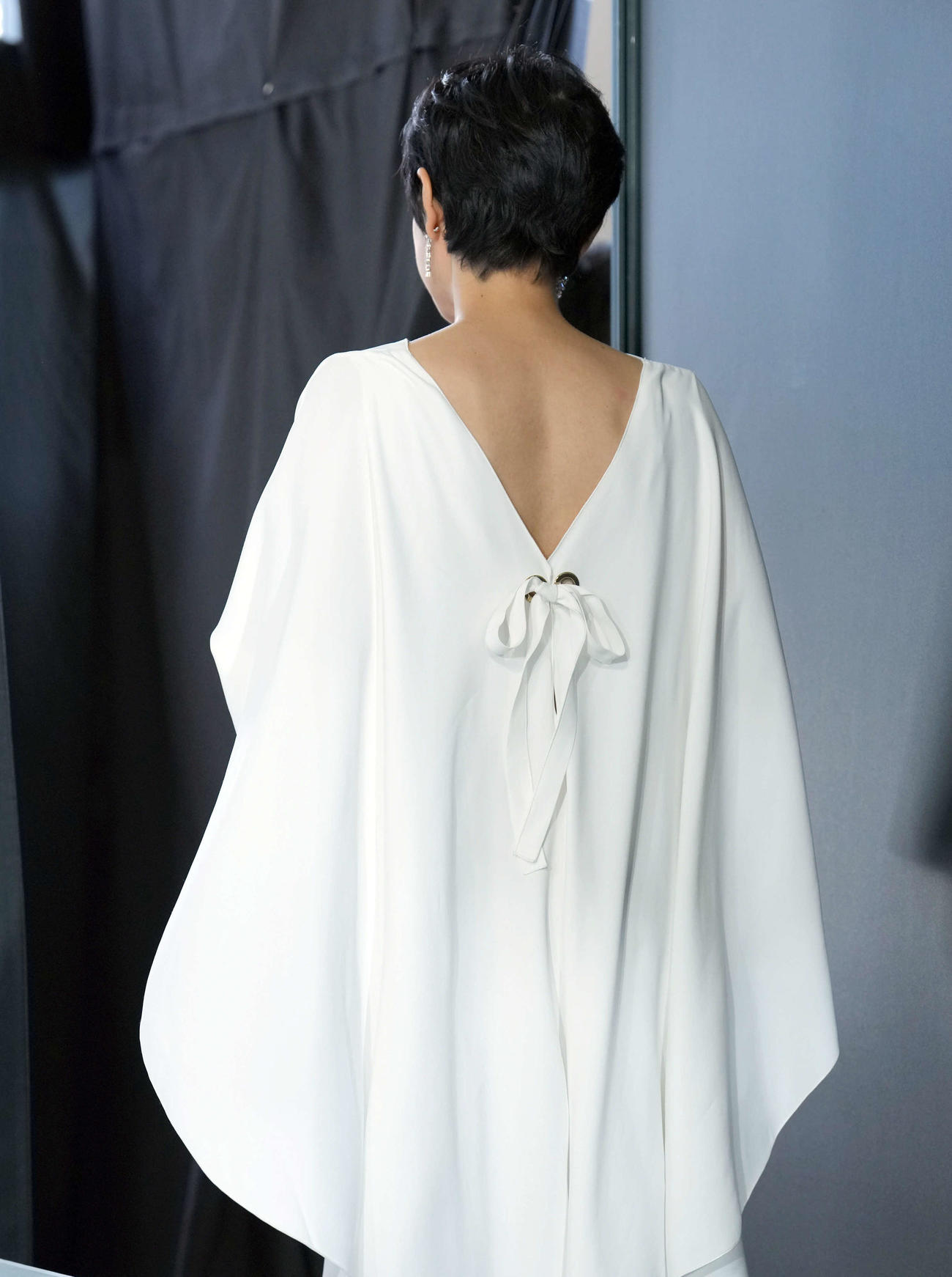 大胆に背中を出した衣装で登壇した菊川怜（撮影・たえ見朱実）