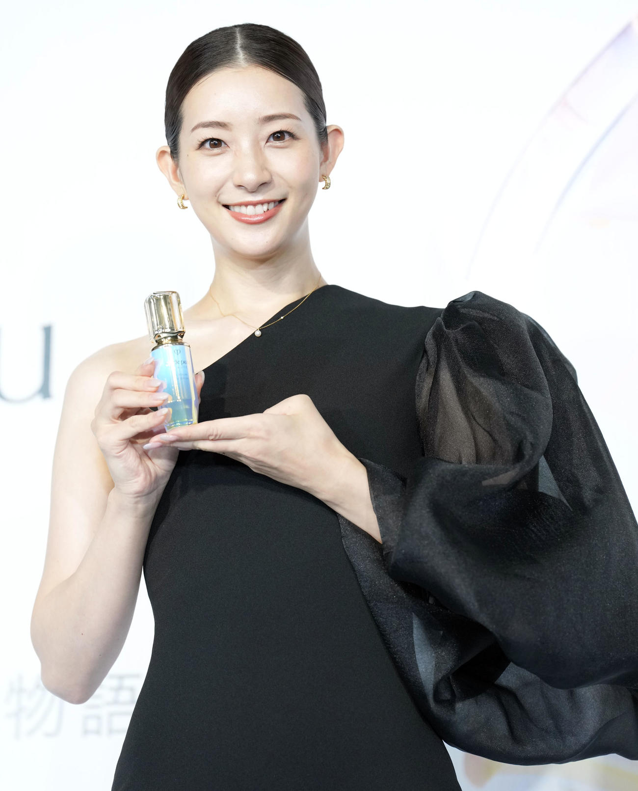 クレ・ド・ポーボーテの美容液「新ル・セラム」の発売イベントに登壇し笑顔を見せる足立梨花（撮影・たえ見朱実）