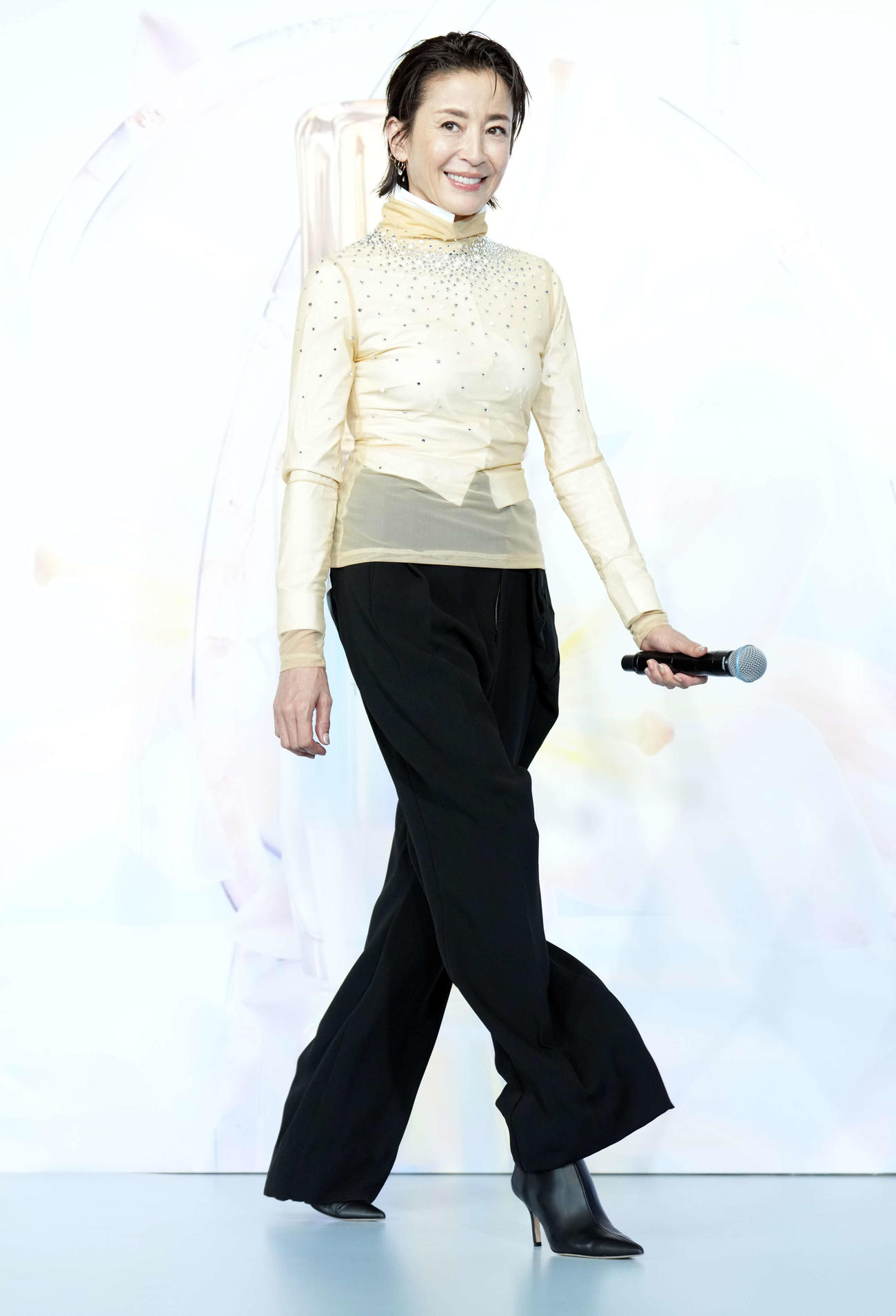 クレ・ド・ポーボーテの美容液「新ル・セラム」の発売イベントに登壇し笑顔を見せる宮沢りえ（撮影・たえ見朱実）