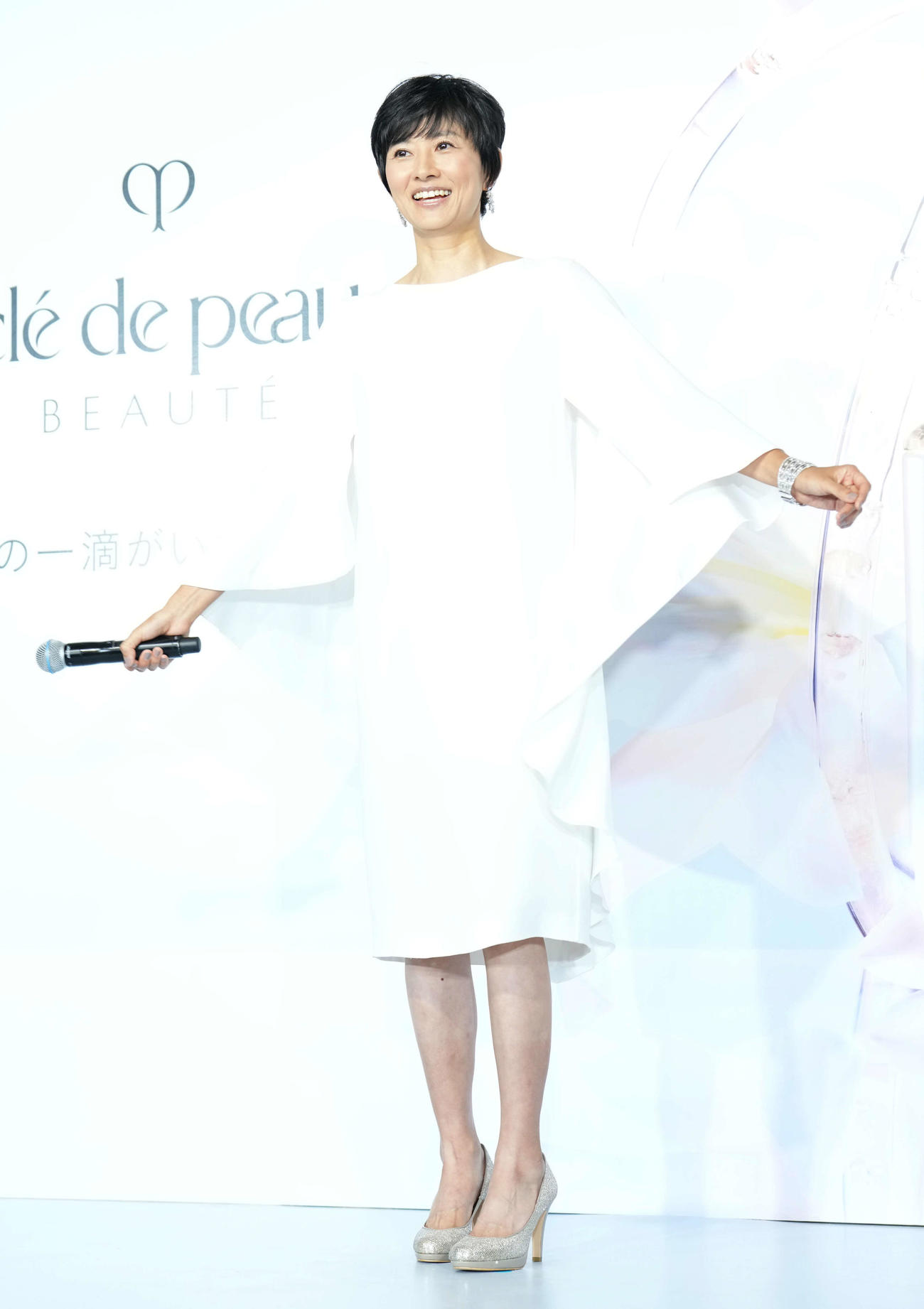 クレ・ド・ポーボーテの美容液「新ル・セラム」の発売イベントに登壇し笑顔を見せる菊川怜（撮影・たえ見朱実）