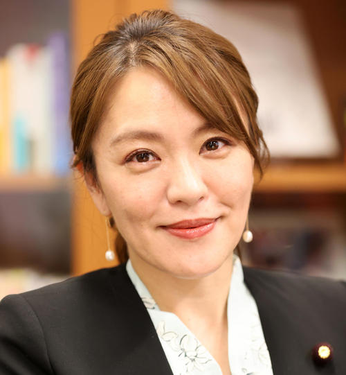 今井絵理子氏「やす子さんの姿に感動」　抜群の美脚あらわなウオーキング動画を投稿