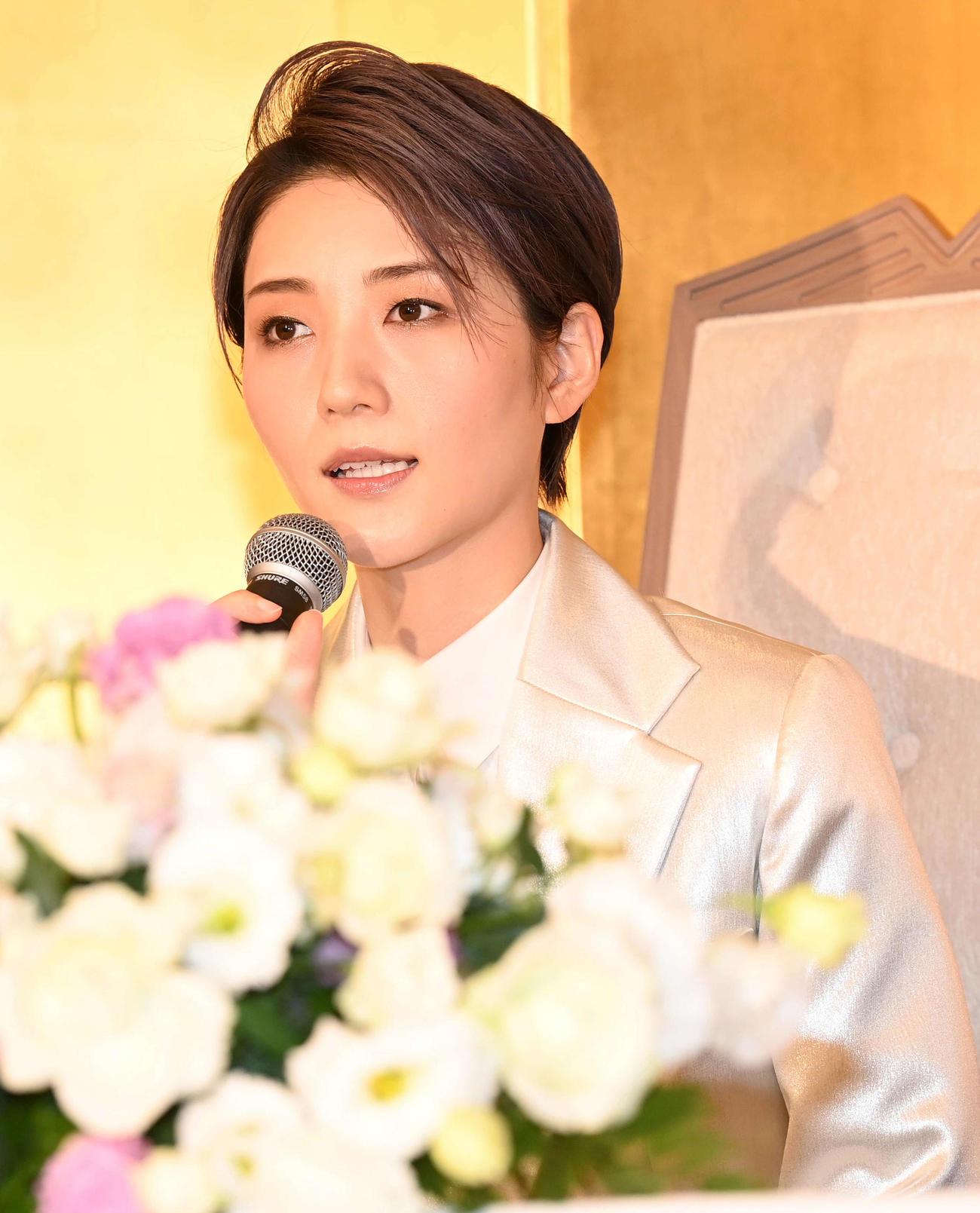 退団会見を行う芹香斗亜（撮影・前岡正明）