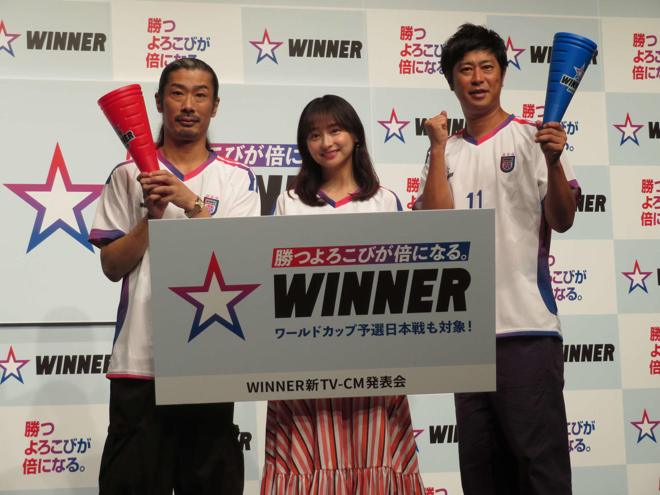 「WINNER」新CM発表会に出席した影山優佳（中央）と左からパンサーの菅良太郎、尾形貴弘