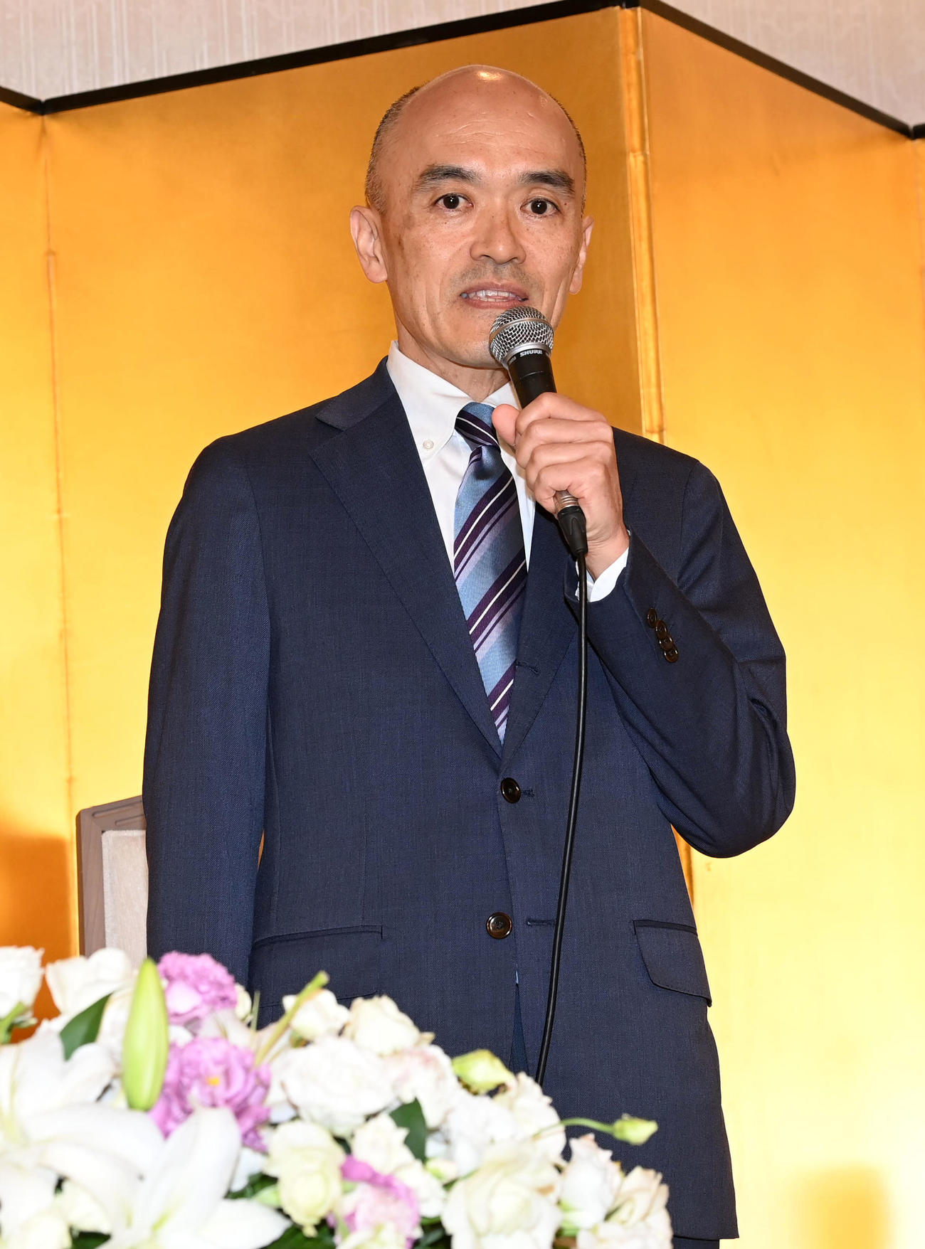 芹香斗亜退団会見であいさつをする宝塚歌劇団の村上浩爾理事長（撮影・前岡正明）