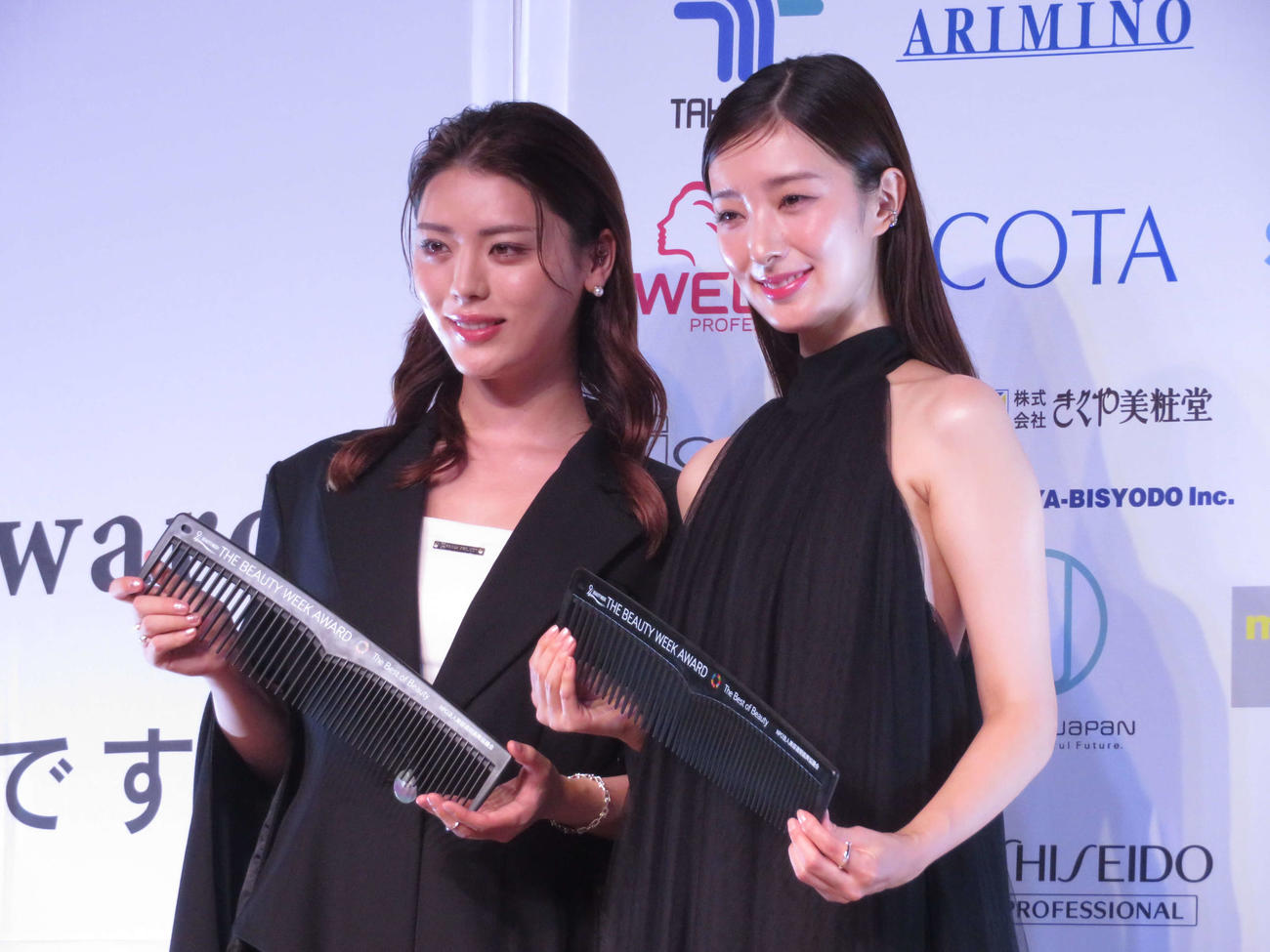 THE BEAUTY WEEK AWARD 2024「THE BEST OF BEAUTY」授与式に出席した左から井手上漠と宮本茉由