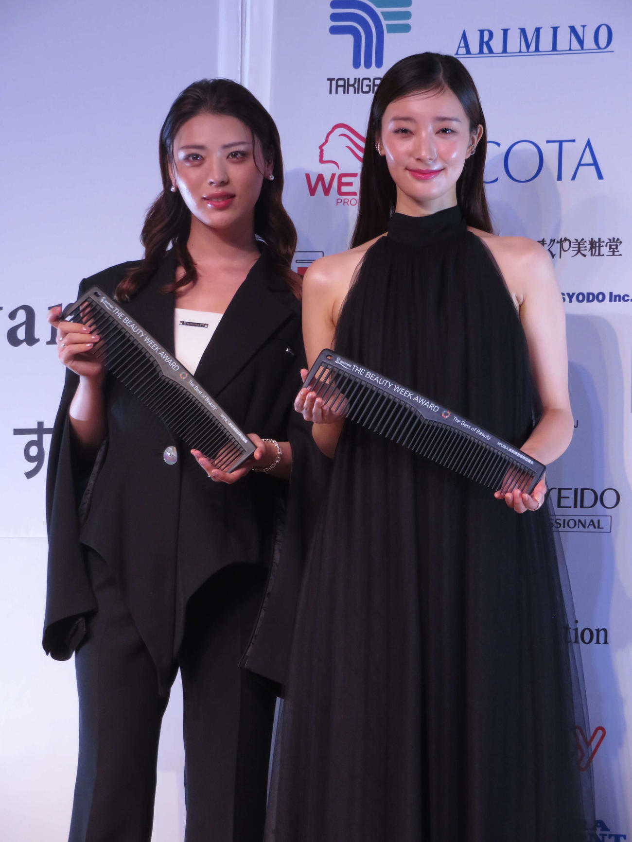 THE BEAUTY WEEK AWARD 2024「THE BEST OF BEAUTY」授与式に出席した左から井手上漠と宮本茉由