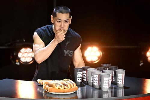 引退表明したホットドッグ早食い王・小林尊さんがコメント「食べることをスポーツとして開拓」