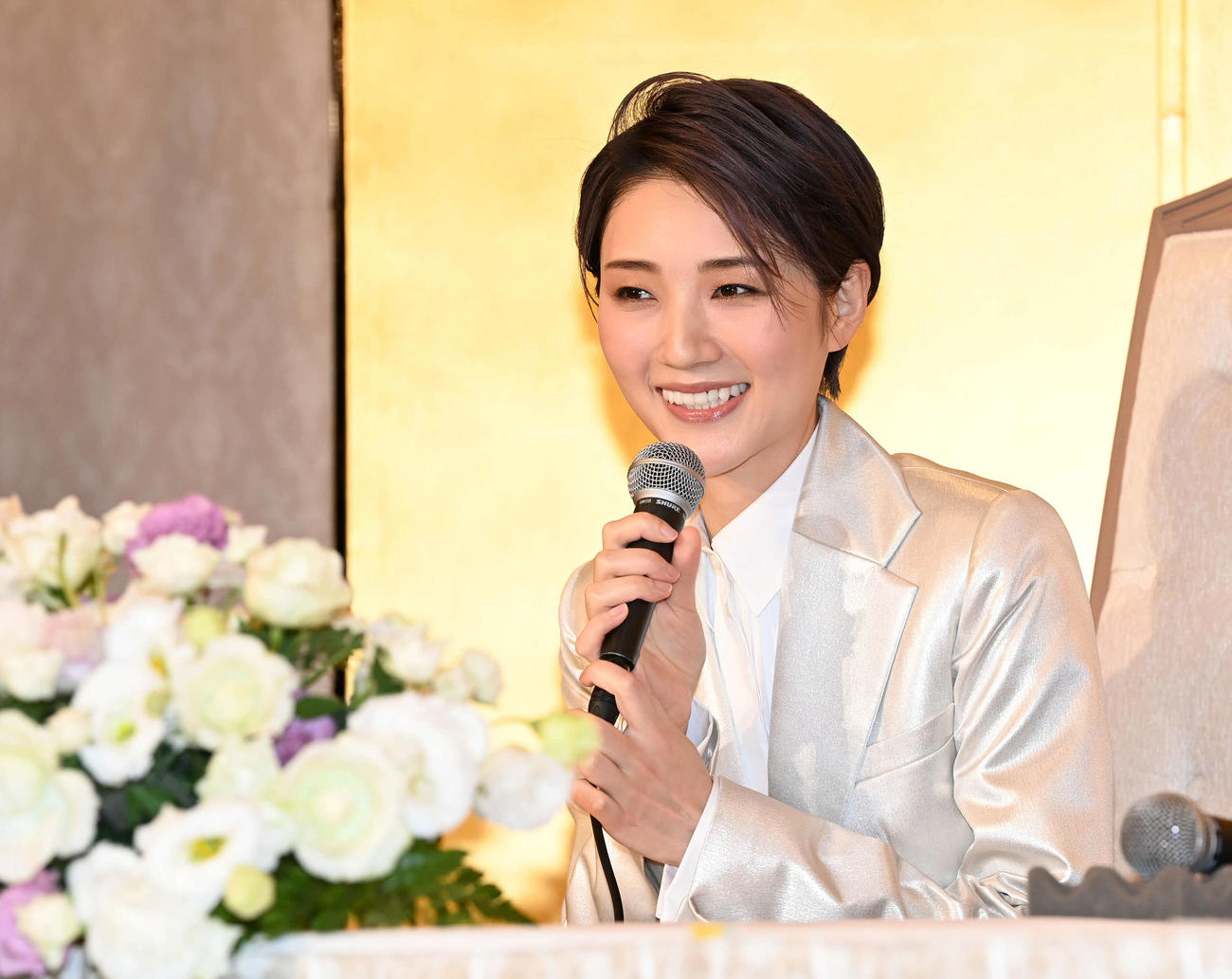 退団会見を行う芹香斗亜（撮影・前岡正明）