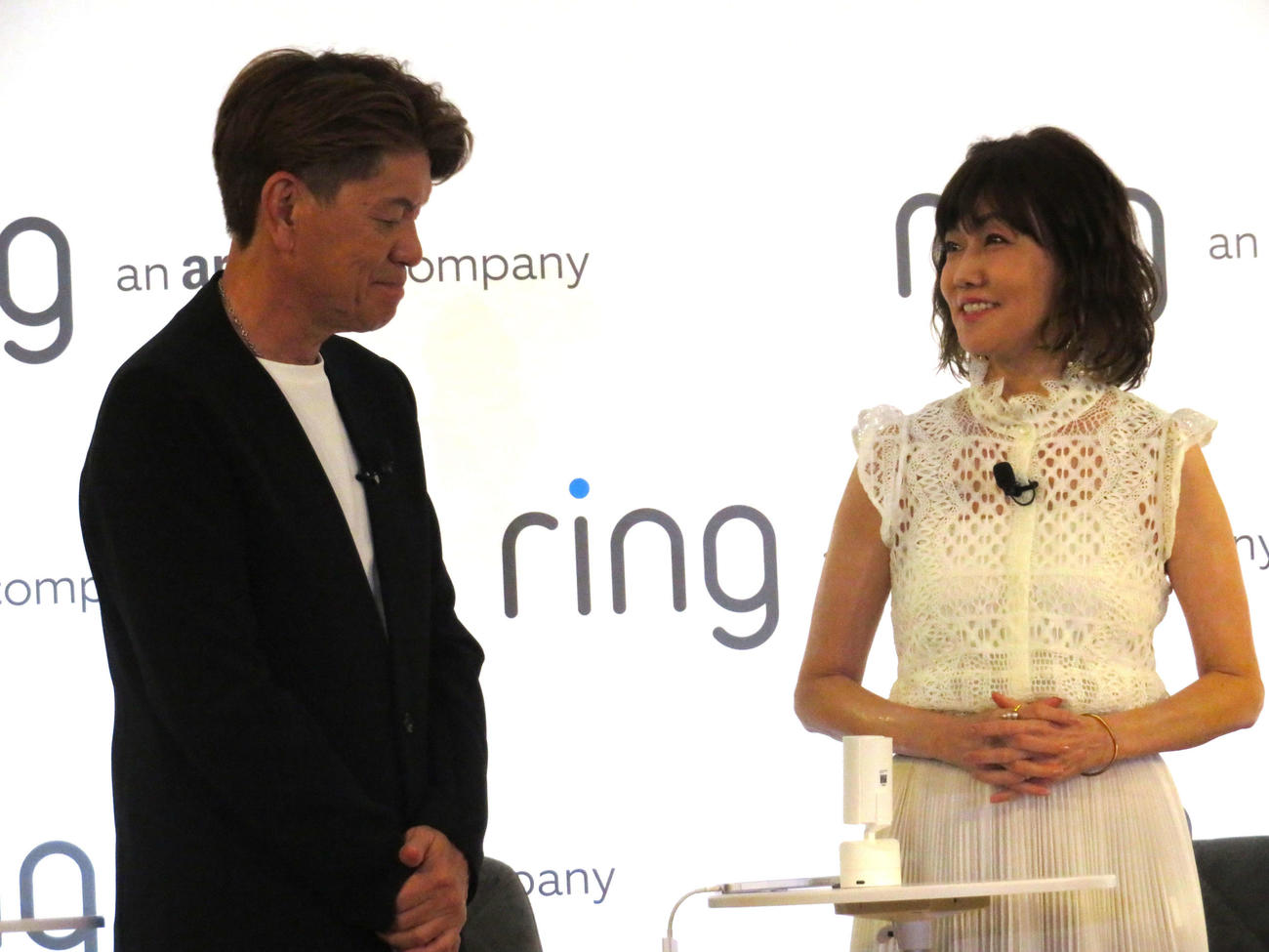 「Ring　首振り機能付きインドアカム」新製品発表会に出席したヒロミ、松本伊代夫妻