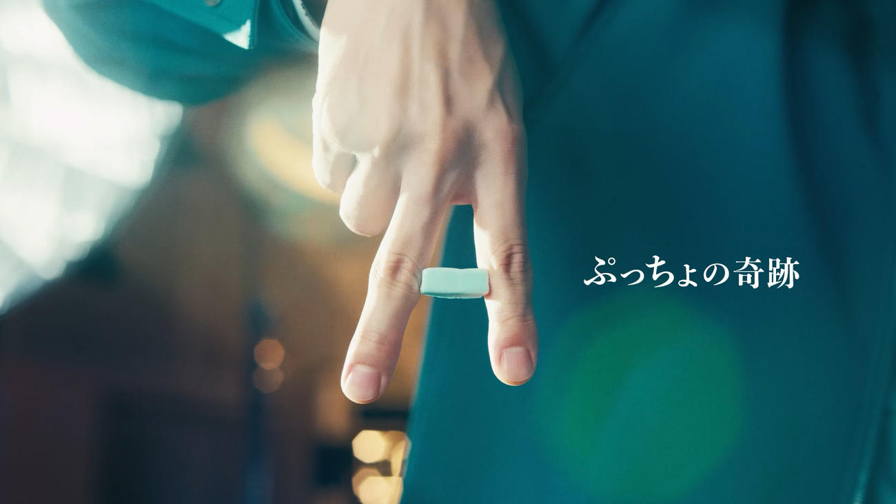 「ぷっちょ」の新CMで「Aぇ！ポーズ」を見せるAぇ！group