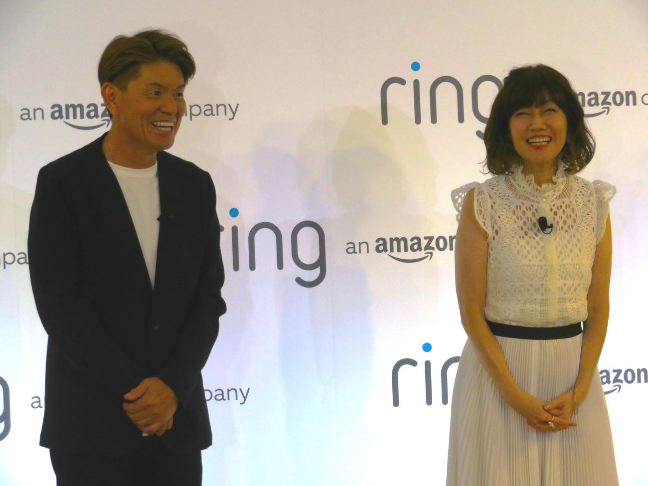 「Ring　首振り機能付きインドアカム」新製品発表会に出席したヒロミ、松本伊代夫妻