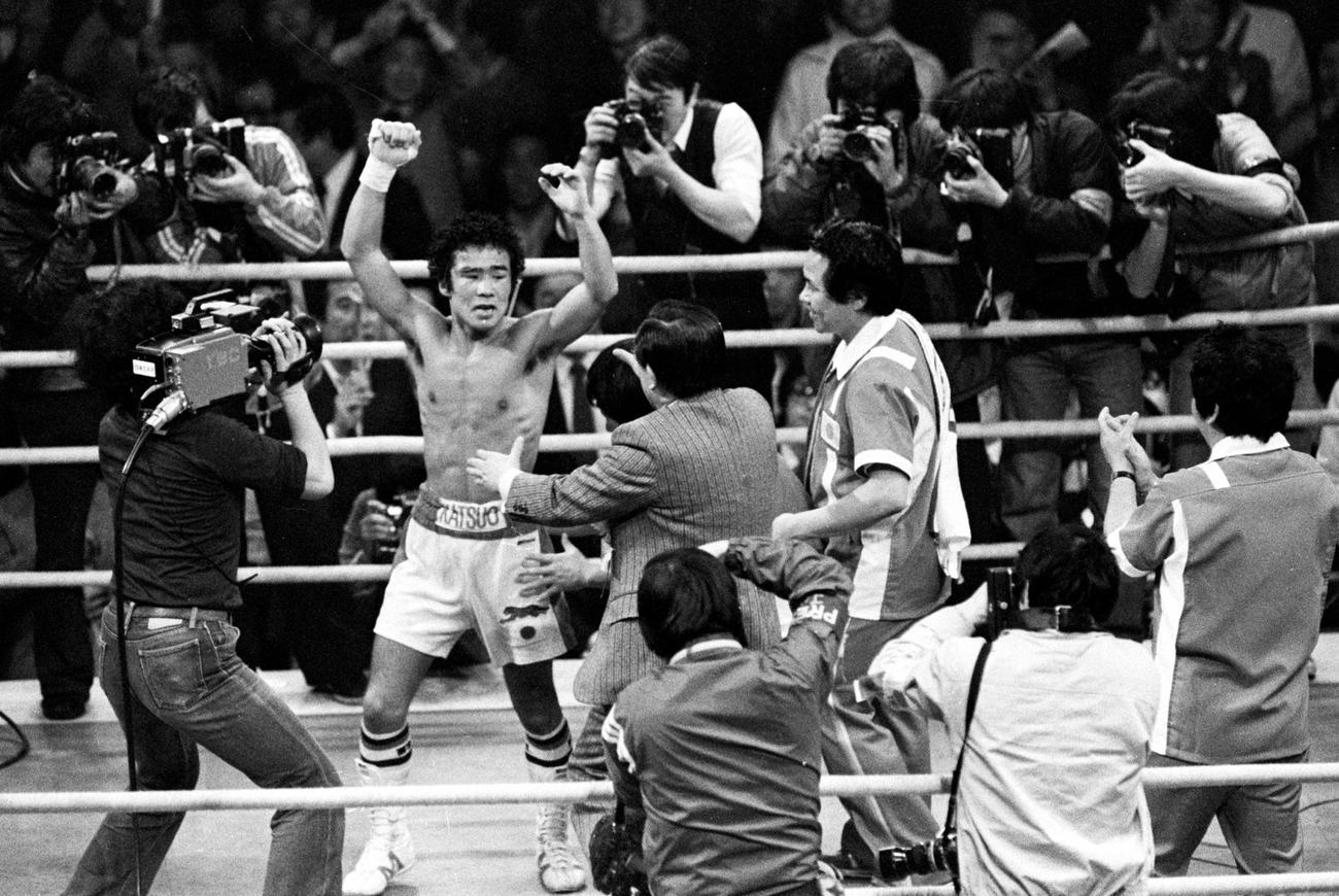 マデラを下し初防衛を果たし両手を上げて喜ぶ渡嘉敷勝男（1982年4月撮影）