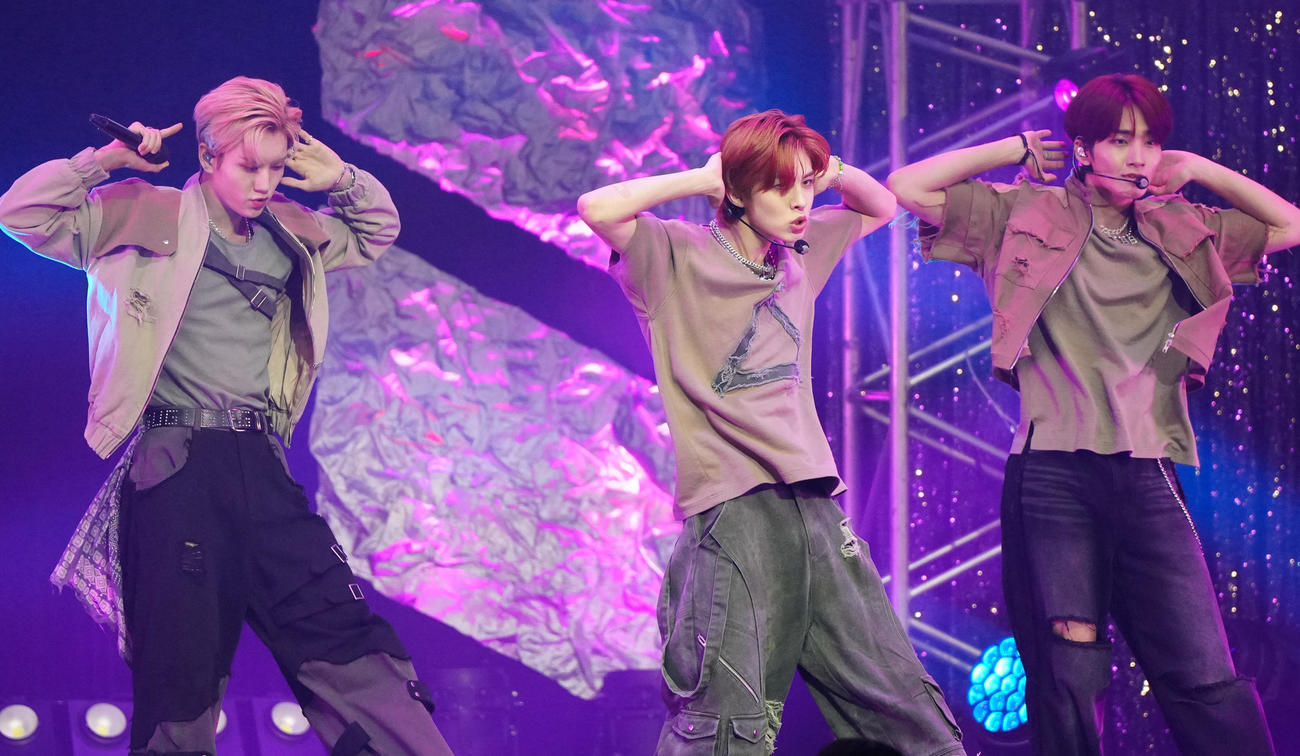 ファンコンサート「EPEX 2nd FANCON〈青春時節〉IN JAPAN」に臨むEPEXのAYDEN（中央）（撮影・江口和貴）