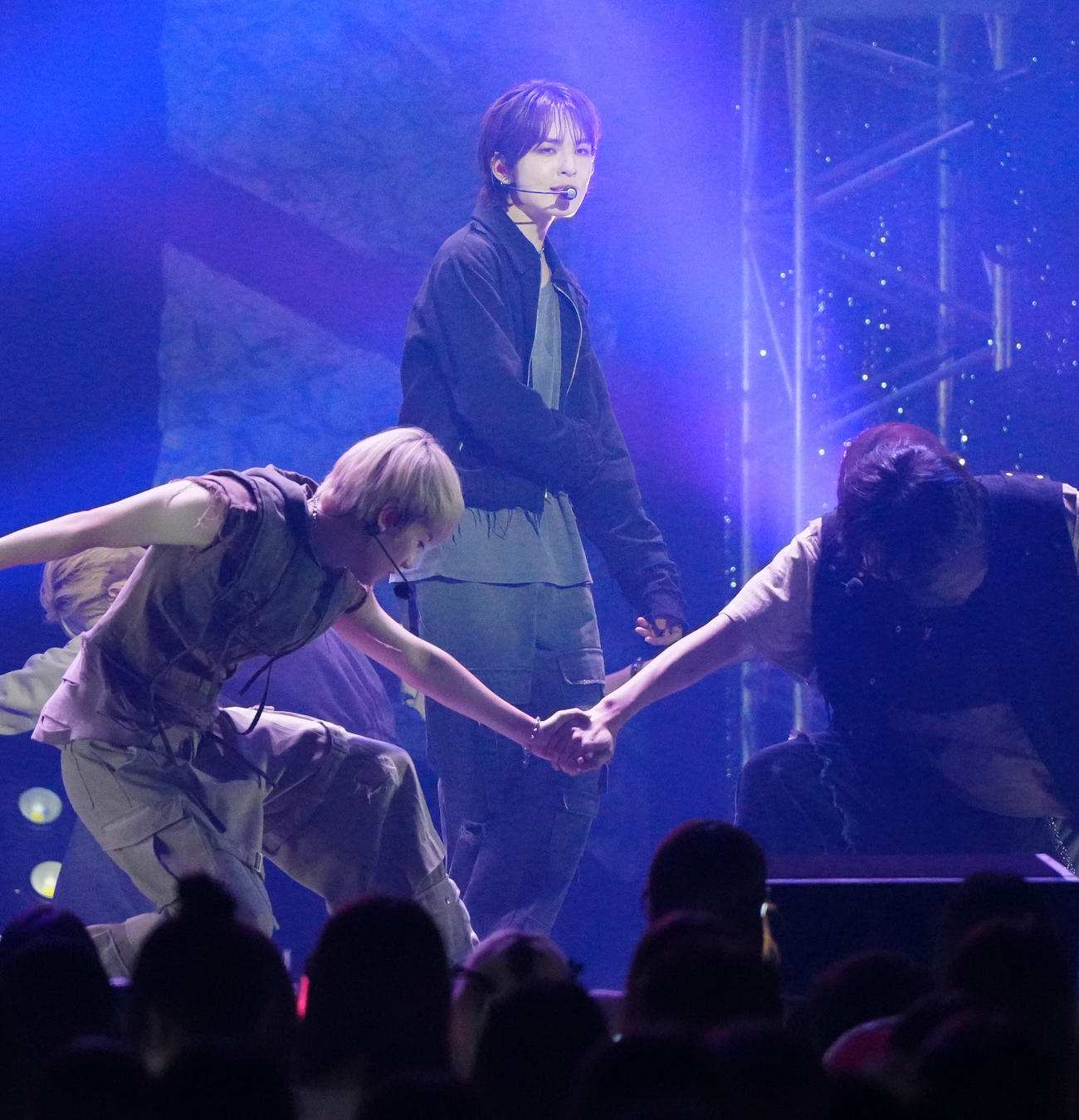 ファンコンサート「EPEX 2nd FANCON〈青春時節〉IN JAPAN」に臨むEPEXのMU（中央）（撮影・江口和貴）
