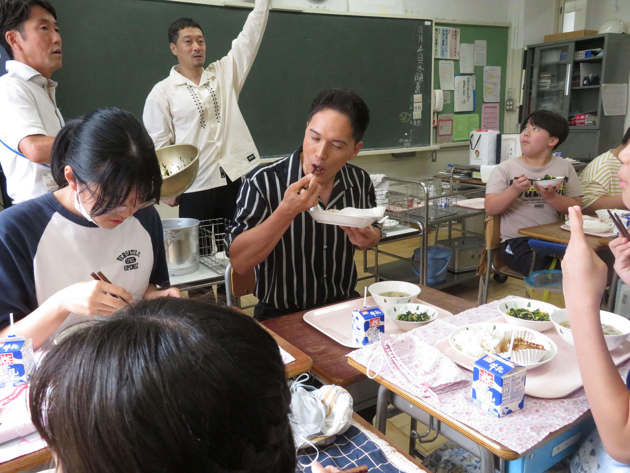 「おいしい給食コンテスト」で、TOKYO MX特別賞を受賞した東京・杉並区立杉並第一小学校を訪問し、6年2組で児童と給食を食べる市原隼人（中央）（撮影・村上幸将）
