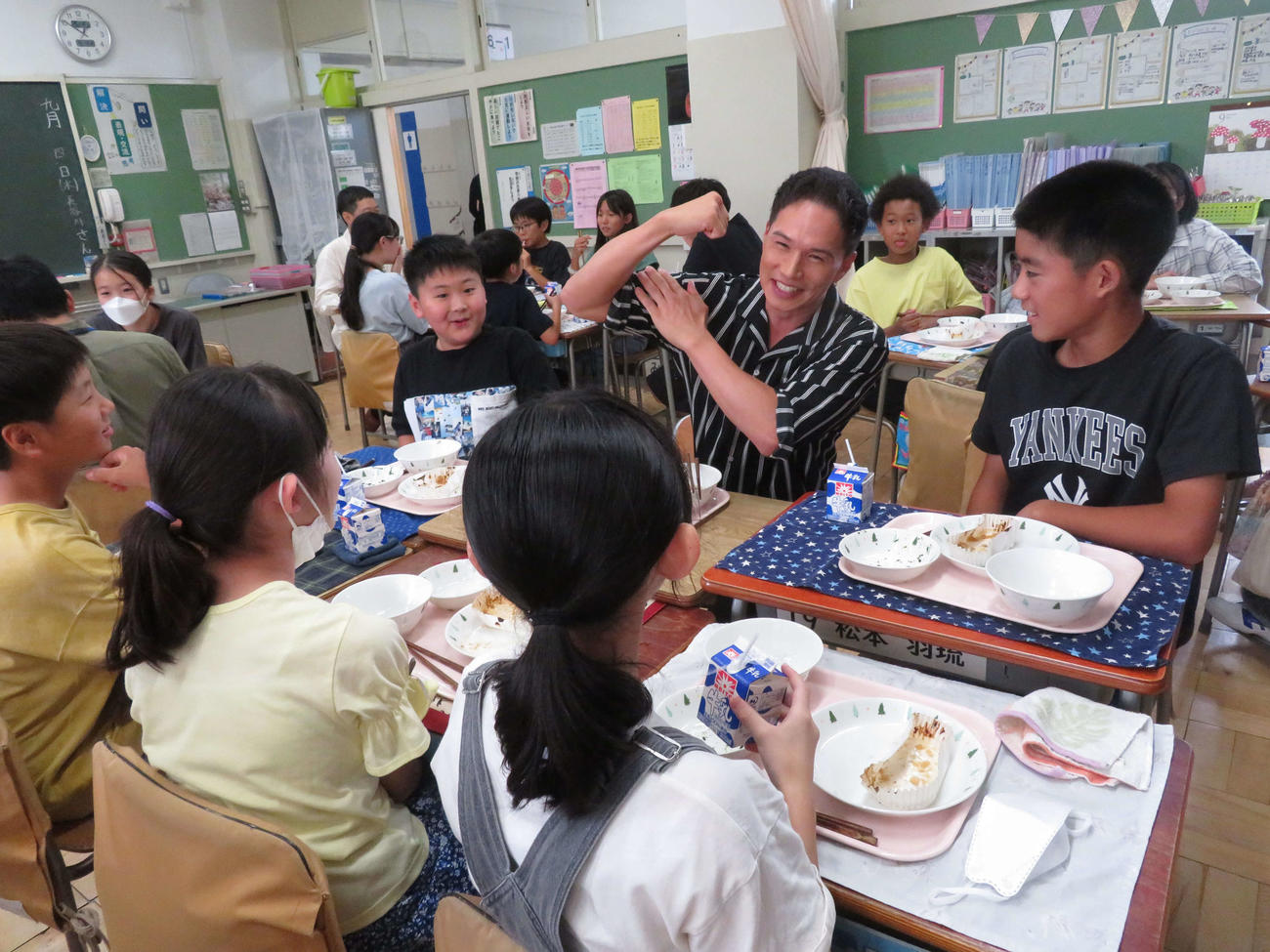 「おいしい給食コンテスト」で、TOKYO MX特別賞を受賞した東京・杉並区立杉並第一小学校を訪問し、6年1組で児童と給食を食べ、交流する市原隼人（中央）（撮影・村上幸将）