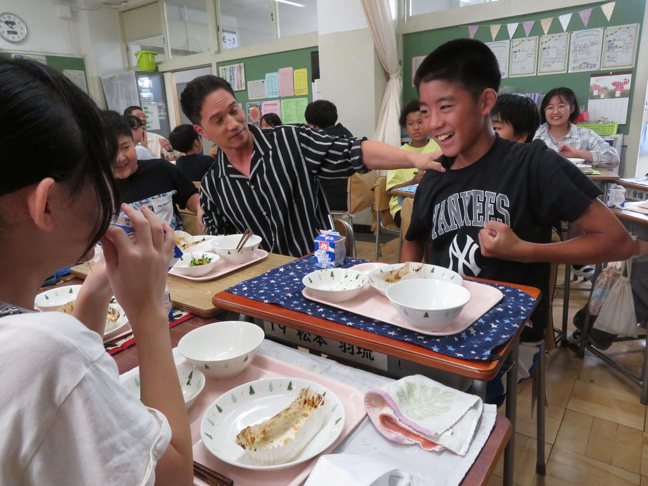 「おいしい給食コンテスト」で、TOKYO MX特別賞を受賞した東京・杉並区立杉並第一小学校を訪問し、6年1組で児童と給食を食べ、交流する市原隼人（中央）（撮影・村上幸将）