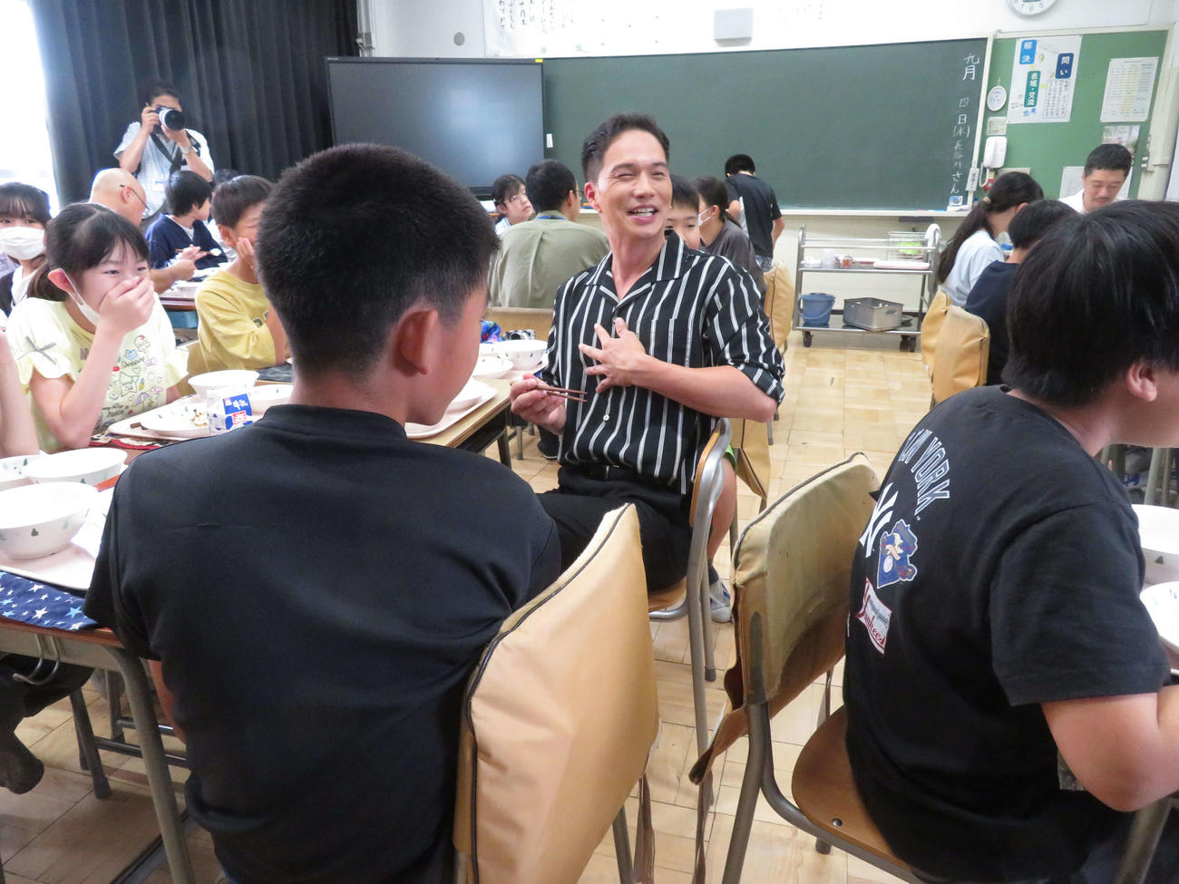 「おいしい給食コンテスト」で、TOKYO MX特別賞を受賞した東京・杉並区立杉並第一小学校を訪問し、6年1組で児童と給食を食べ、交流する市原隼人（中央）（撮影・村上幸将）