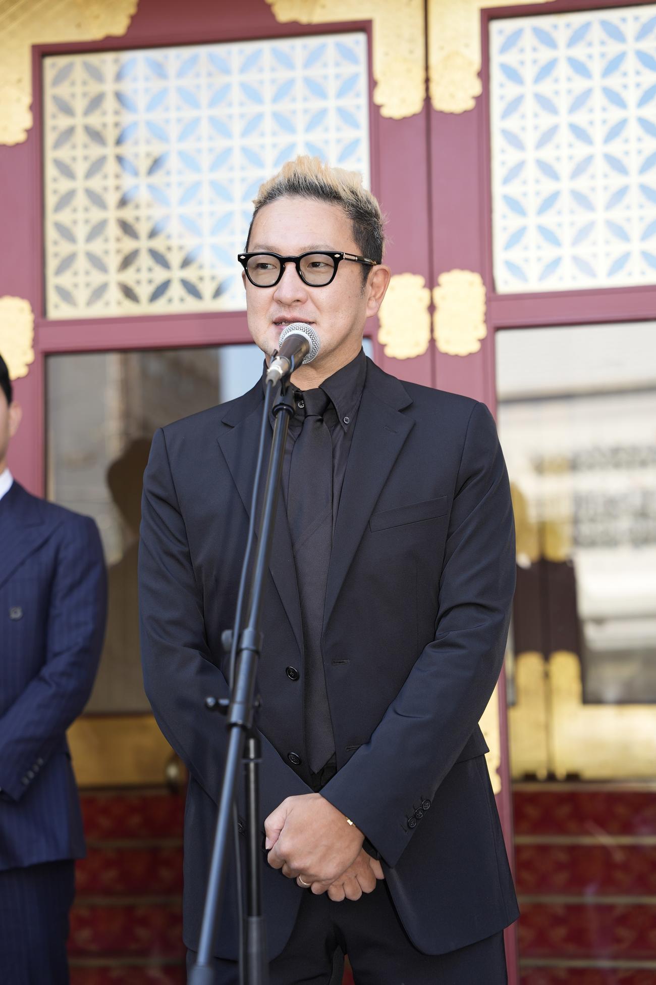 上演前に館前あいさつを行った中村獅童